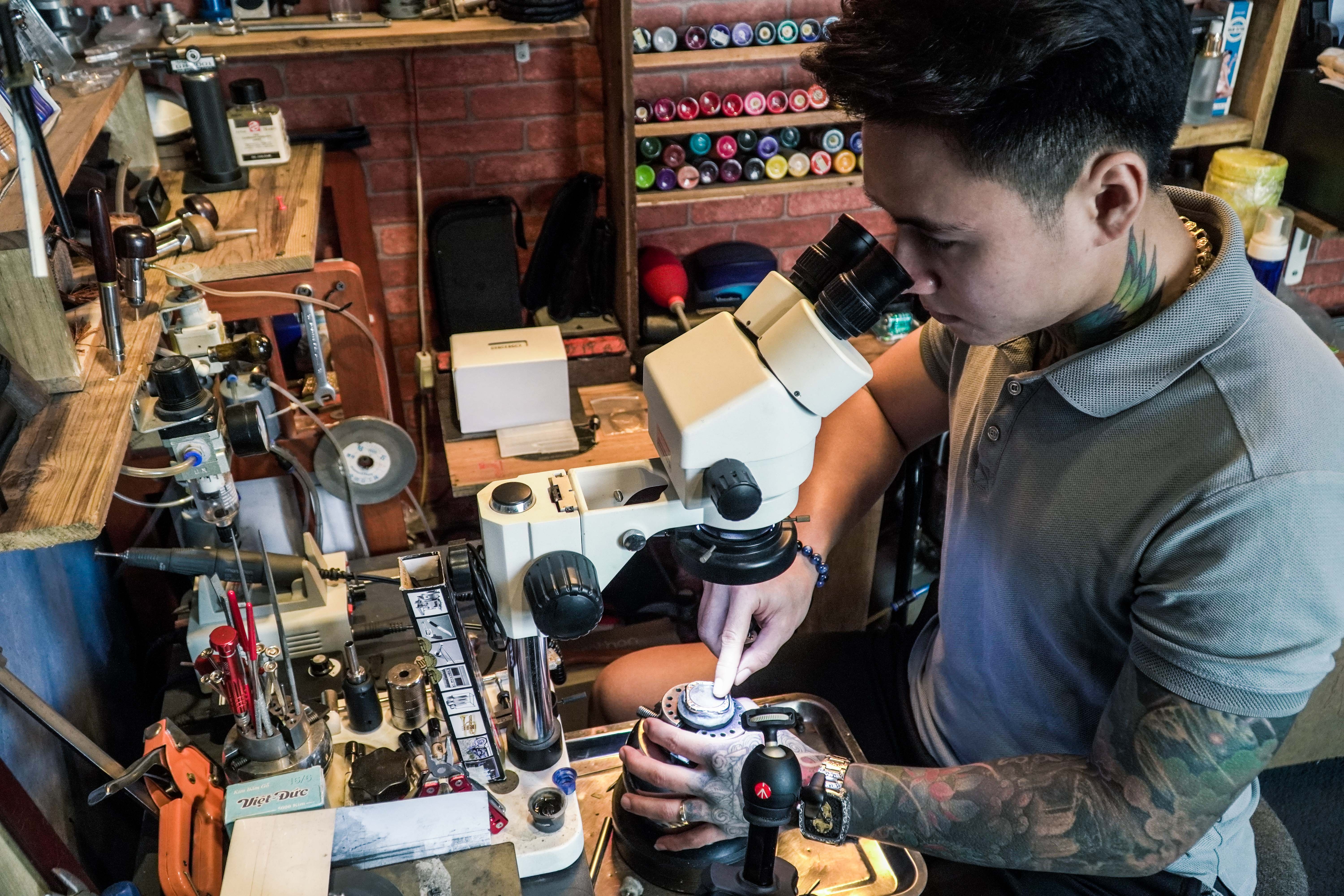 Tho xam chuyen qua cham khac dong ho tai Ha Noi hinh anh