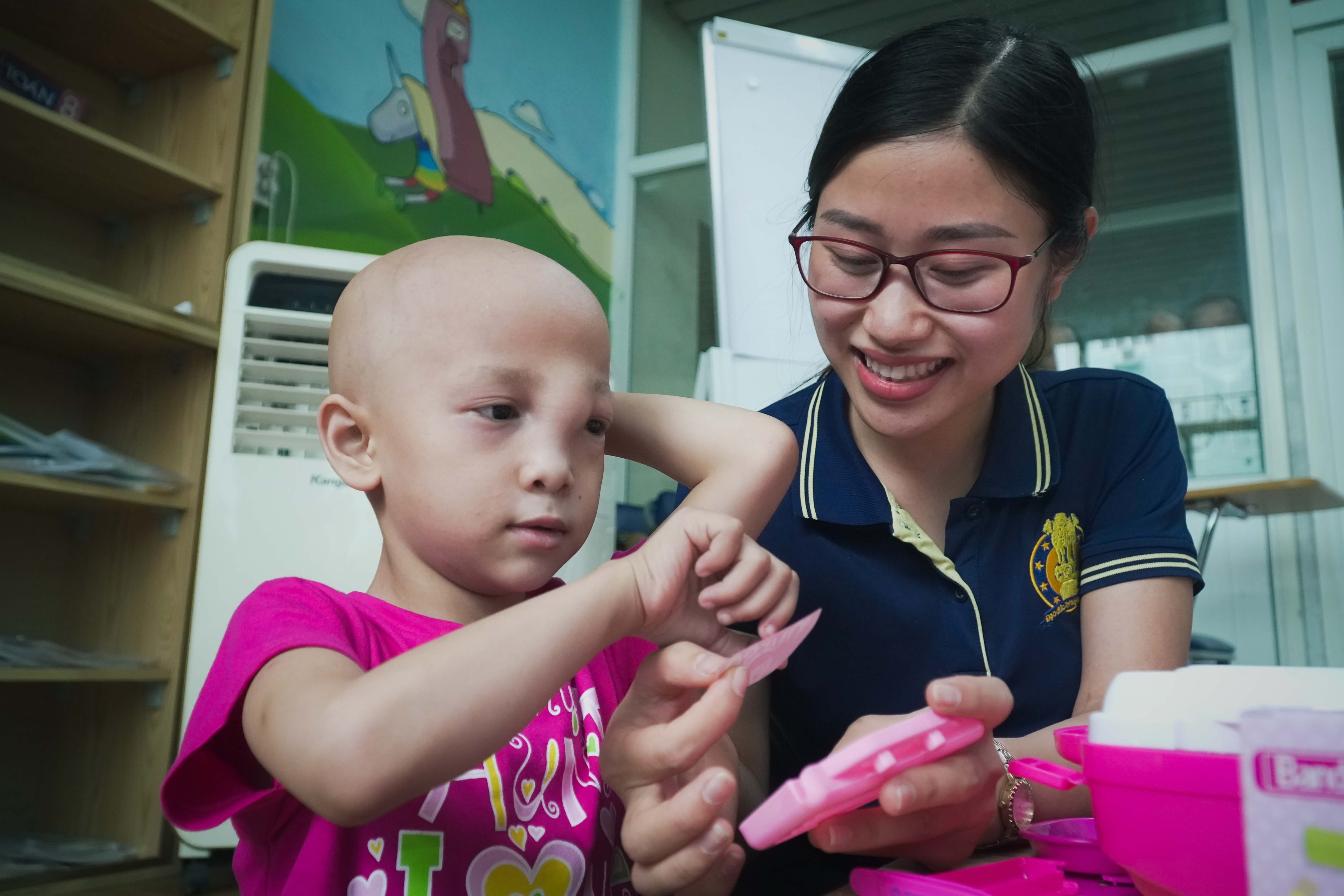 Lop hoc dac biet trong vien cua nhung dua tre mac ung thu hinh anh