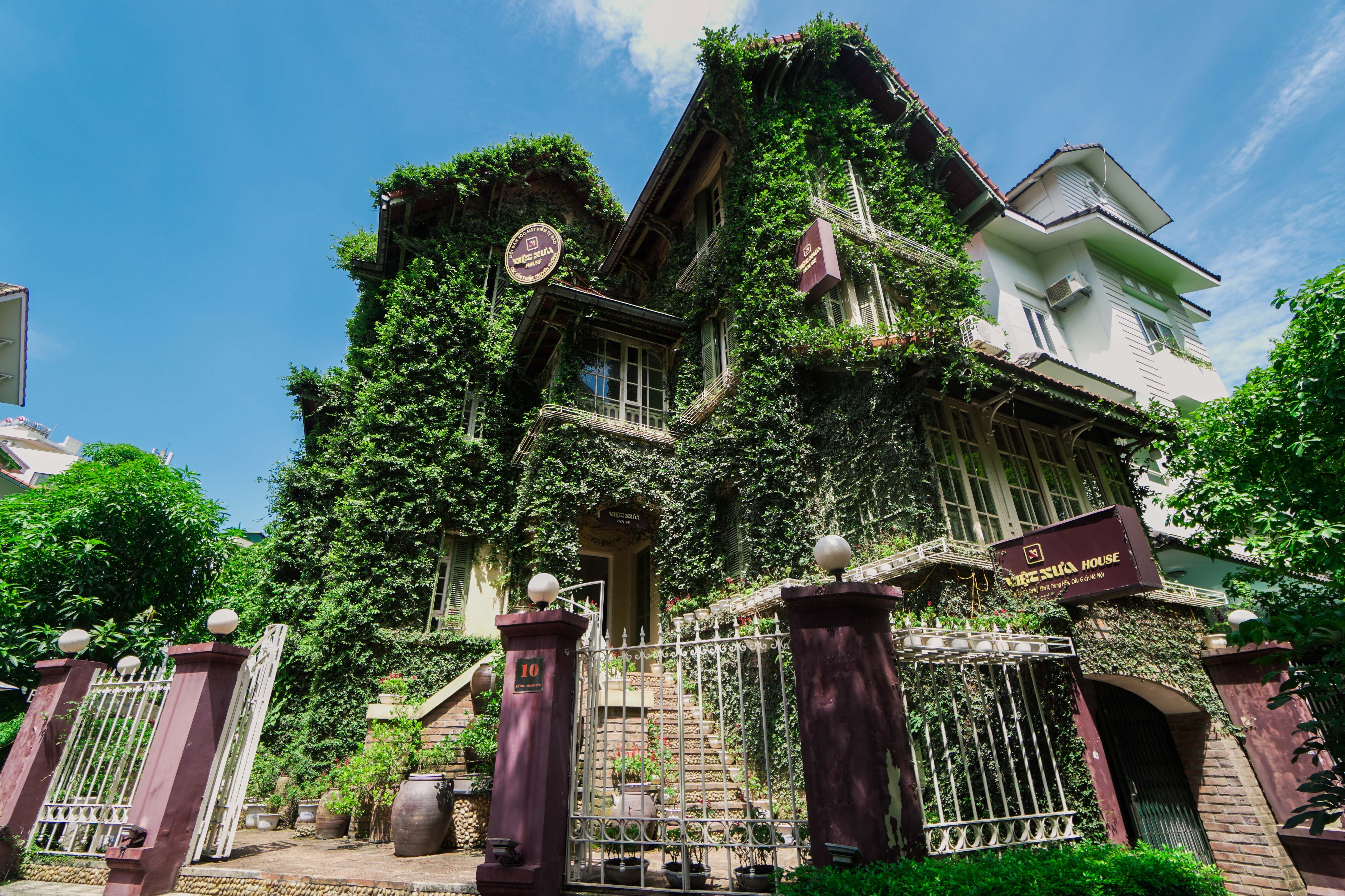 Biet thu 3 tang phu kin cay xanh giua long Ha Noi hinh anh