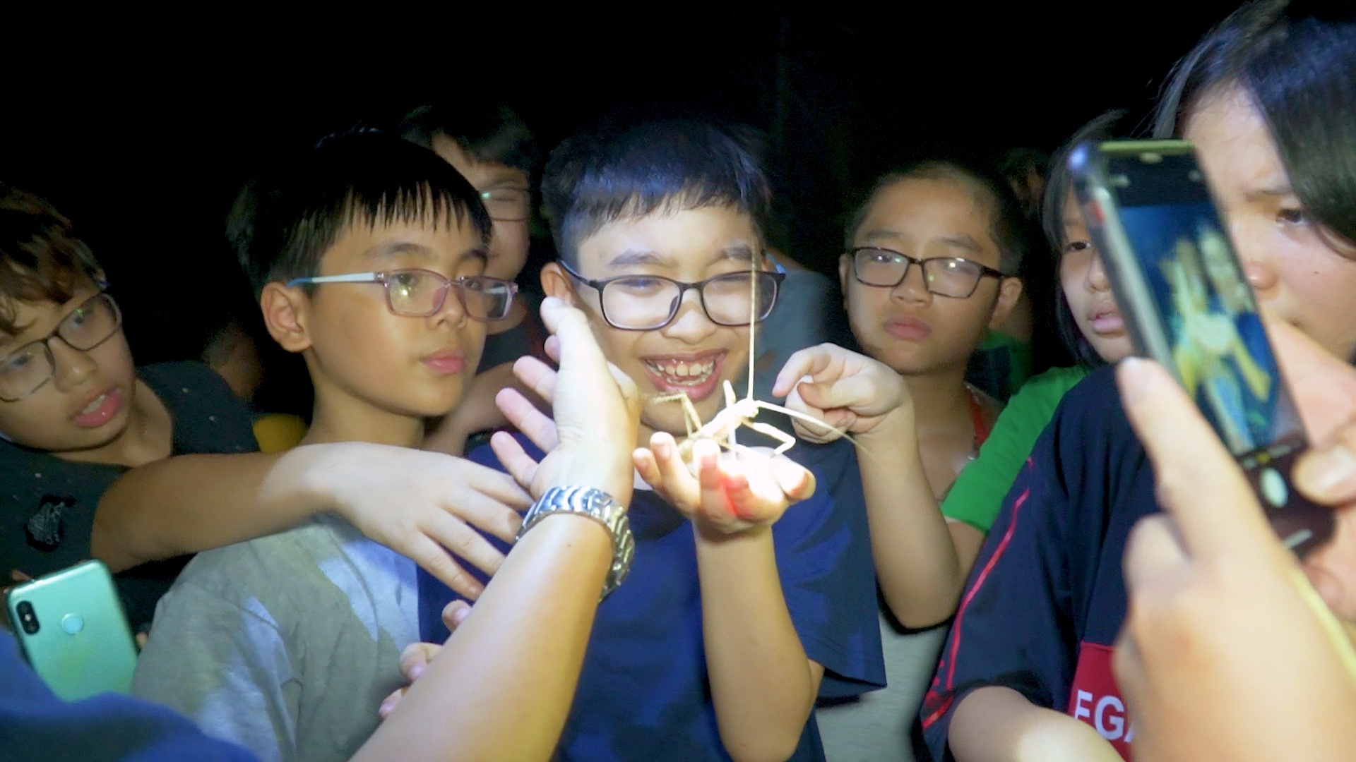 Hoc sinh kham pha khoa hoc trong rung hinh anh