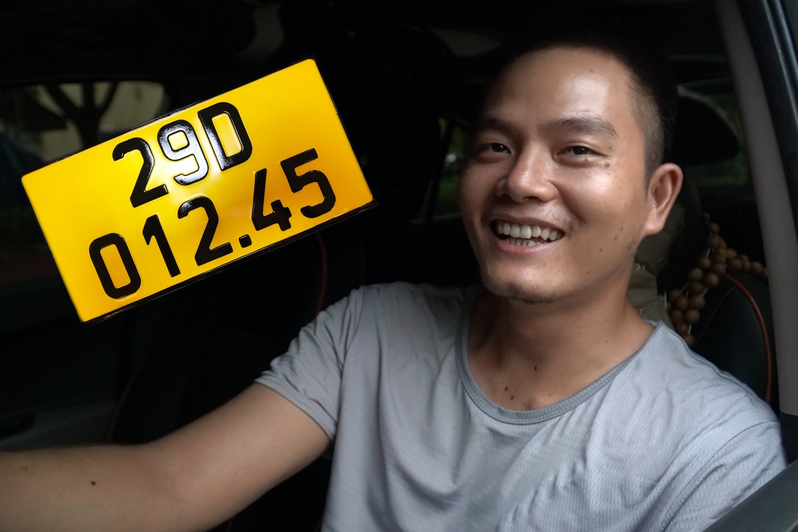 Tai xe xe cong nghe: 'Nha nuoc nen ho tro phi doi bien so xe mau vang' hinh anh