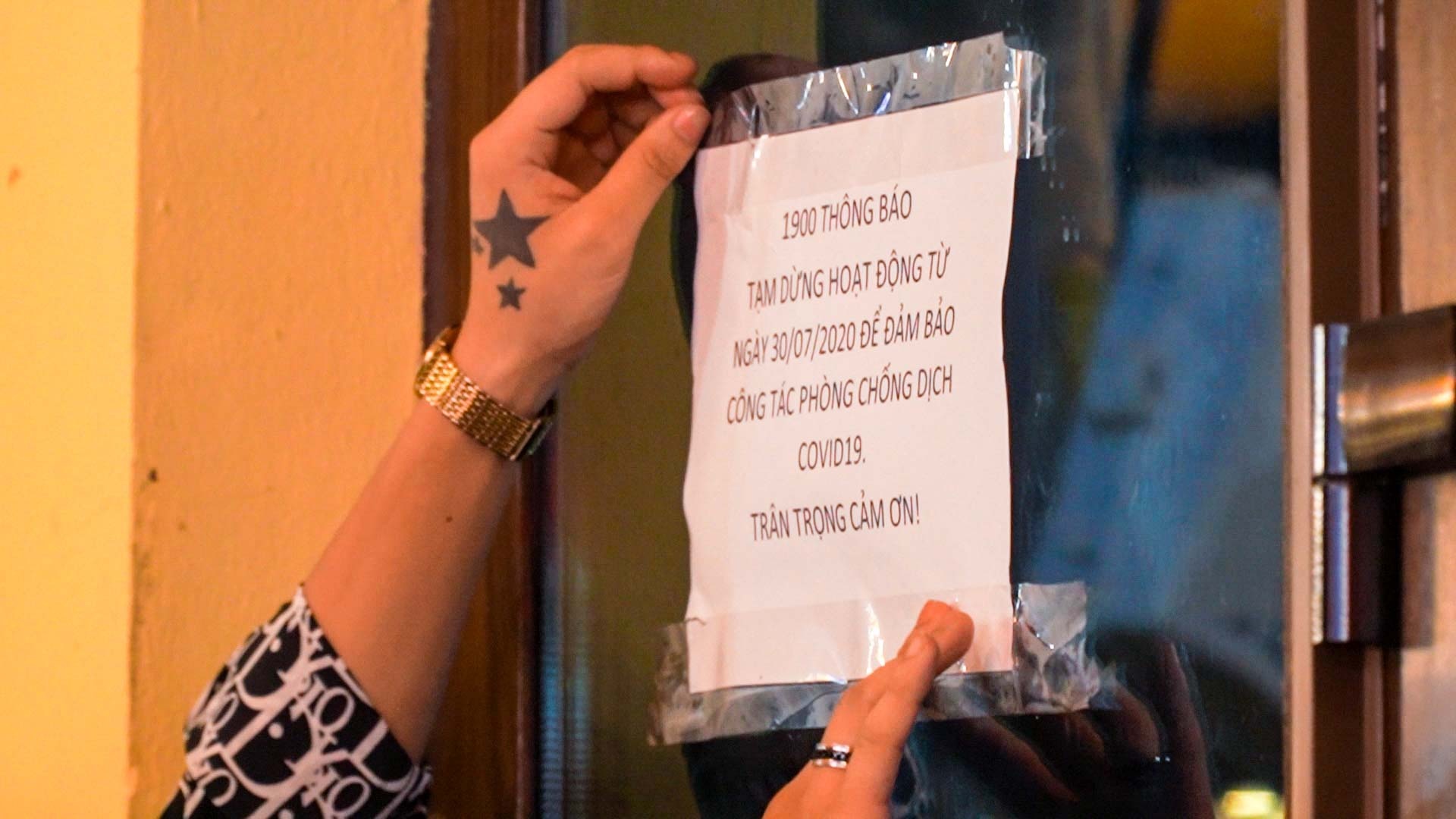 Vu truong, quan bia hoi o pho co dong cua chong dich hinh anh