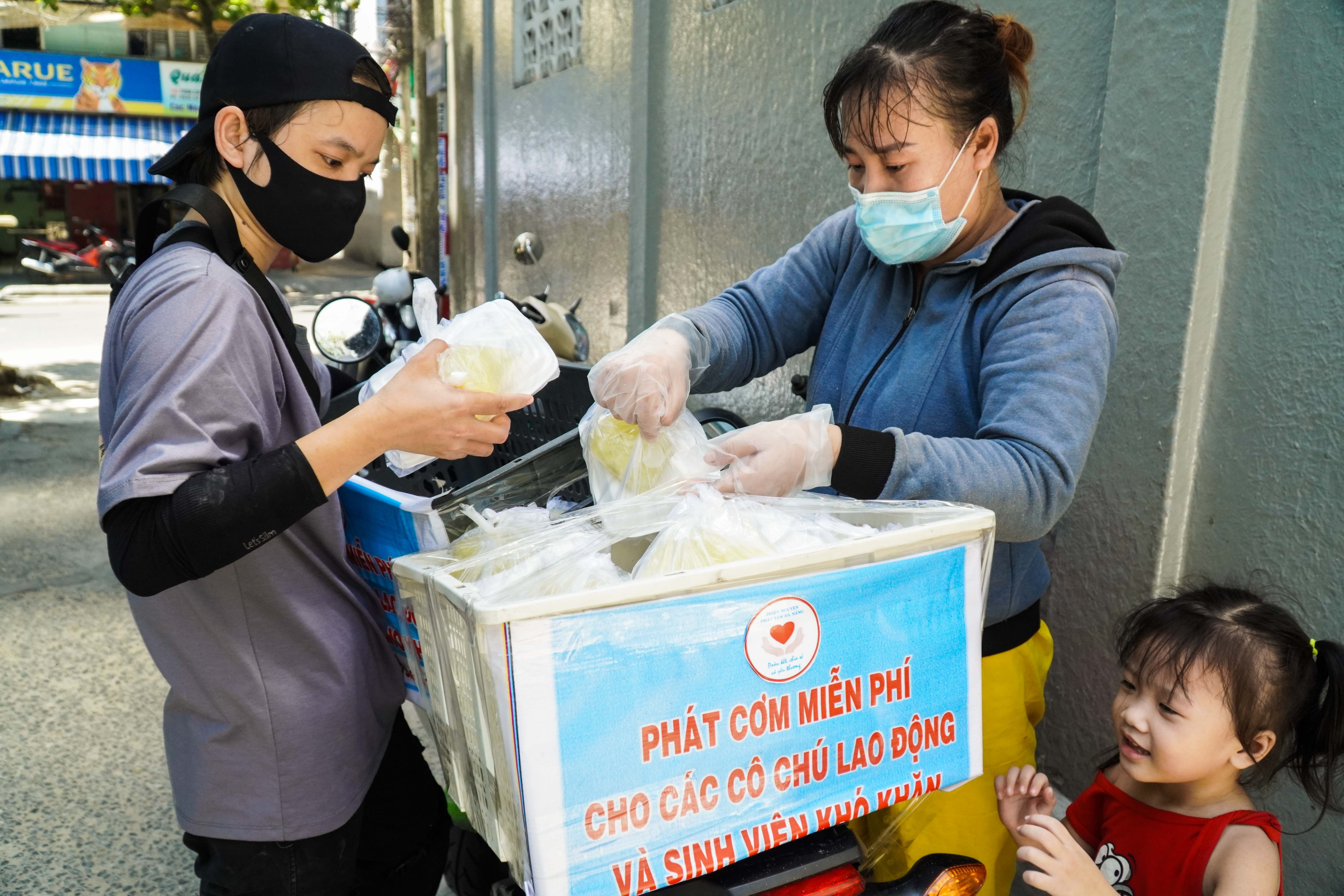 Nguoi Da Nang chia nhau phan com giua tam dich Covid-19 hinh anh