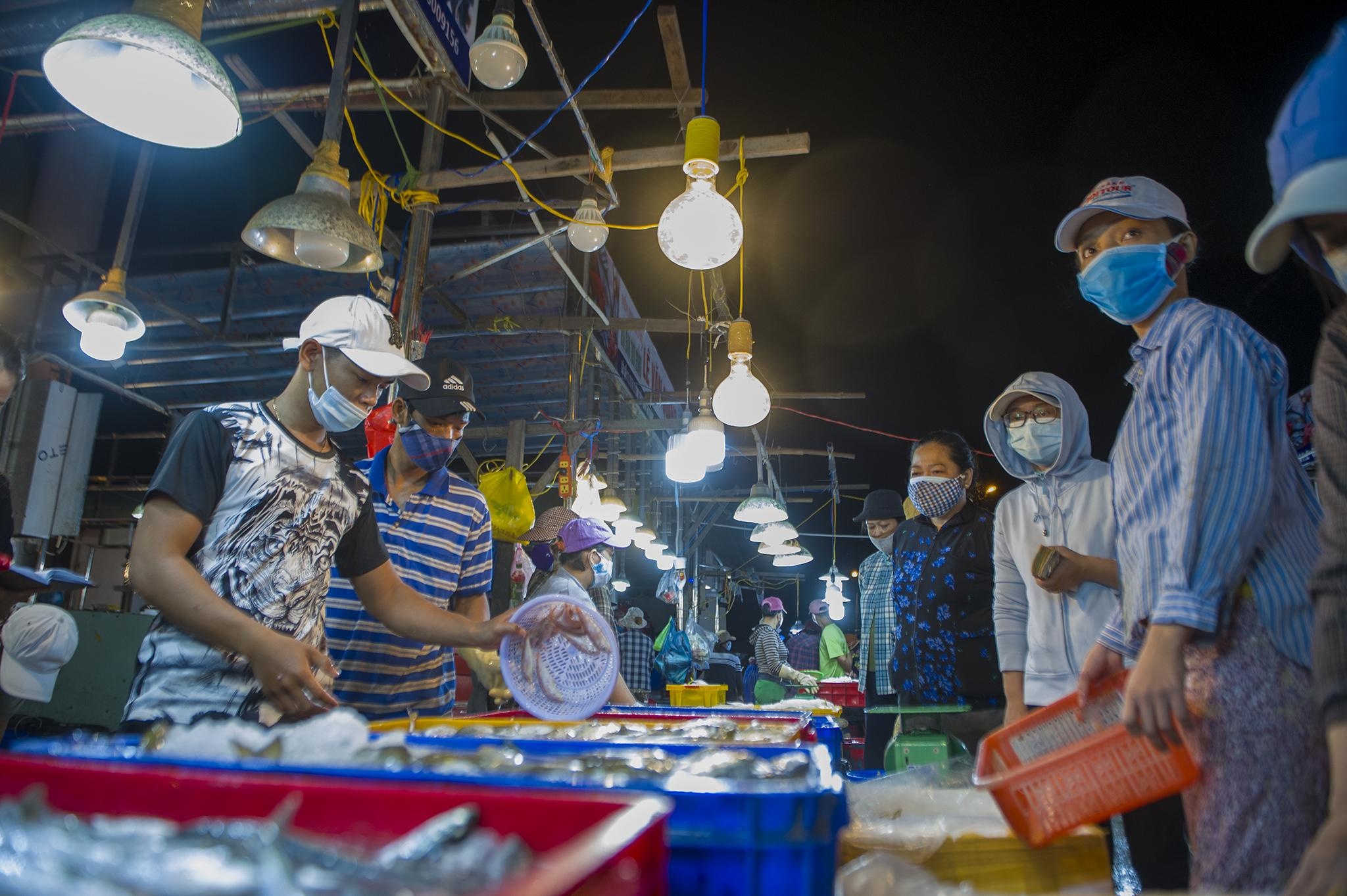 Do than nhiet, yeu cau gian cach 1 m tai cang ca lon nhat mien Trung hinh anh