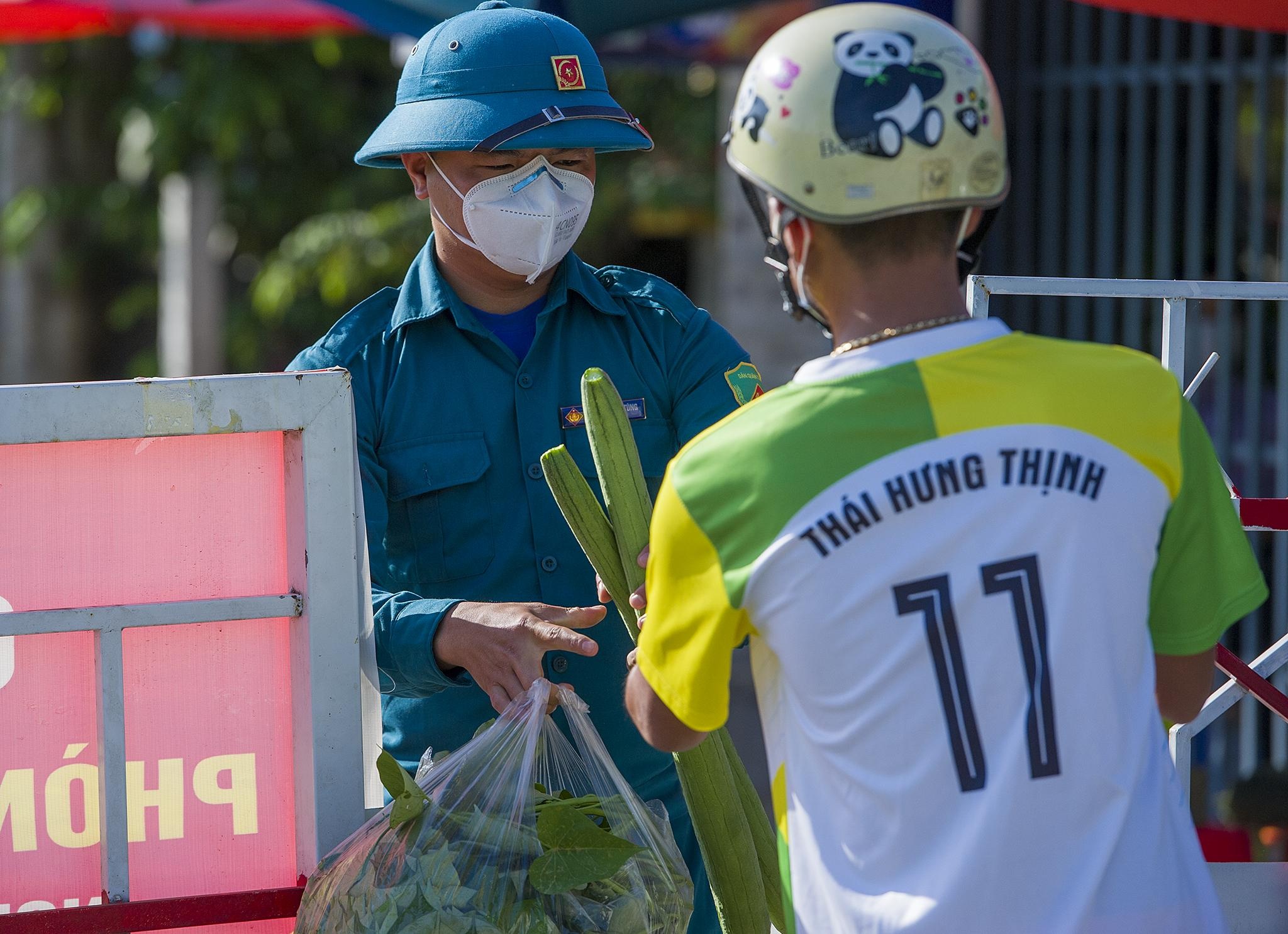 Cach ly 100 nguoi den dam tang benh nhan Covid-19 hinh anh