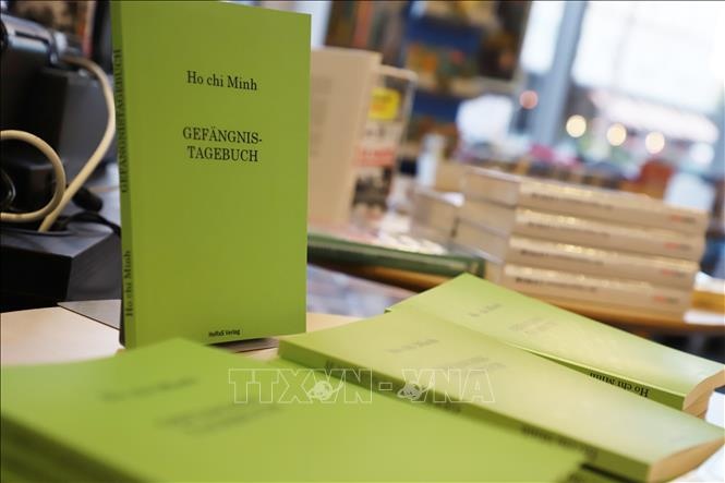 Tai ban cuon 'Nhat ky trong tu' bang tieng Duc hinh anh
