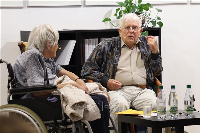 Sach Nhat ky trong tu bang tieng Duc anh 2