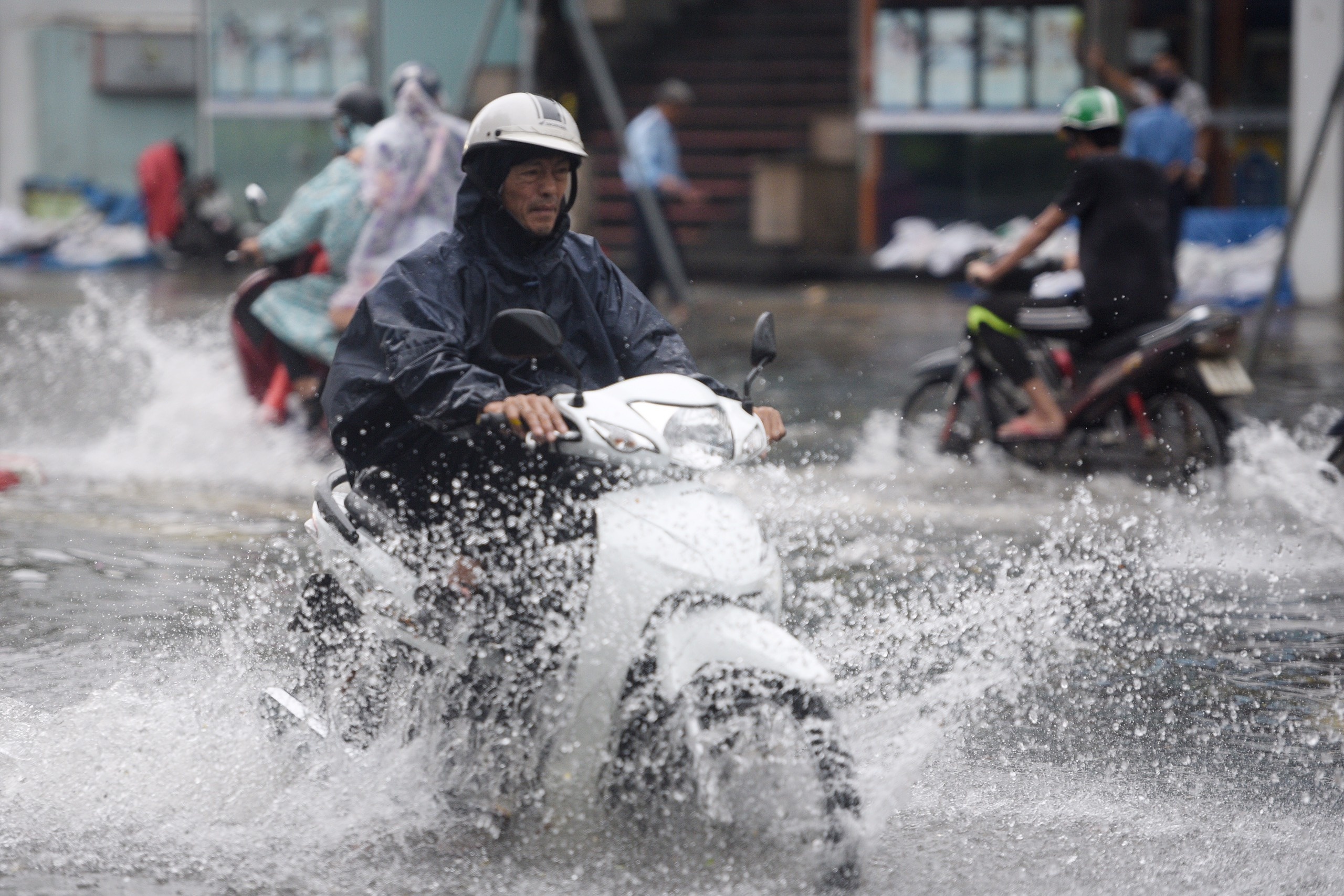 Bao so 5 gay mua lon o Hue, Da Nang hinh anh