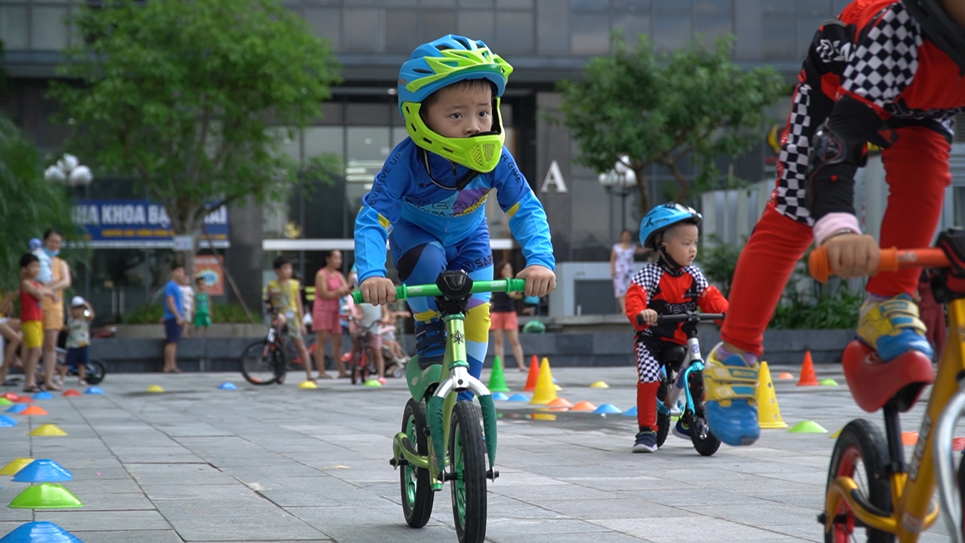 Hoc vien nhi tro tai di mot chan tren xe thang bang hinh anh