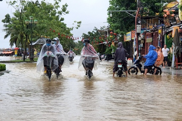 Duong pho Hoi An ngap sau vi mua lon hinh anh