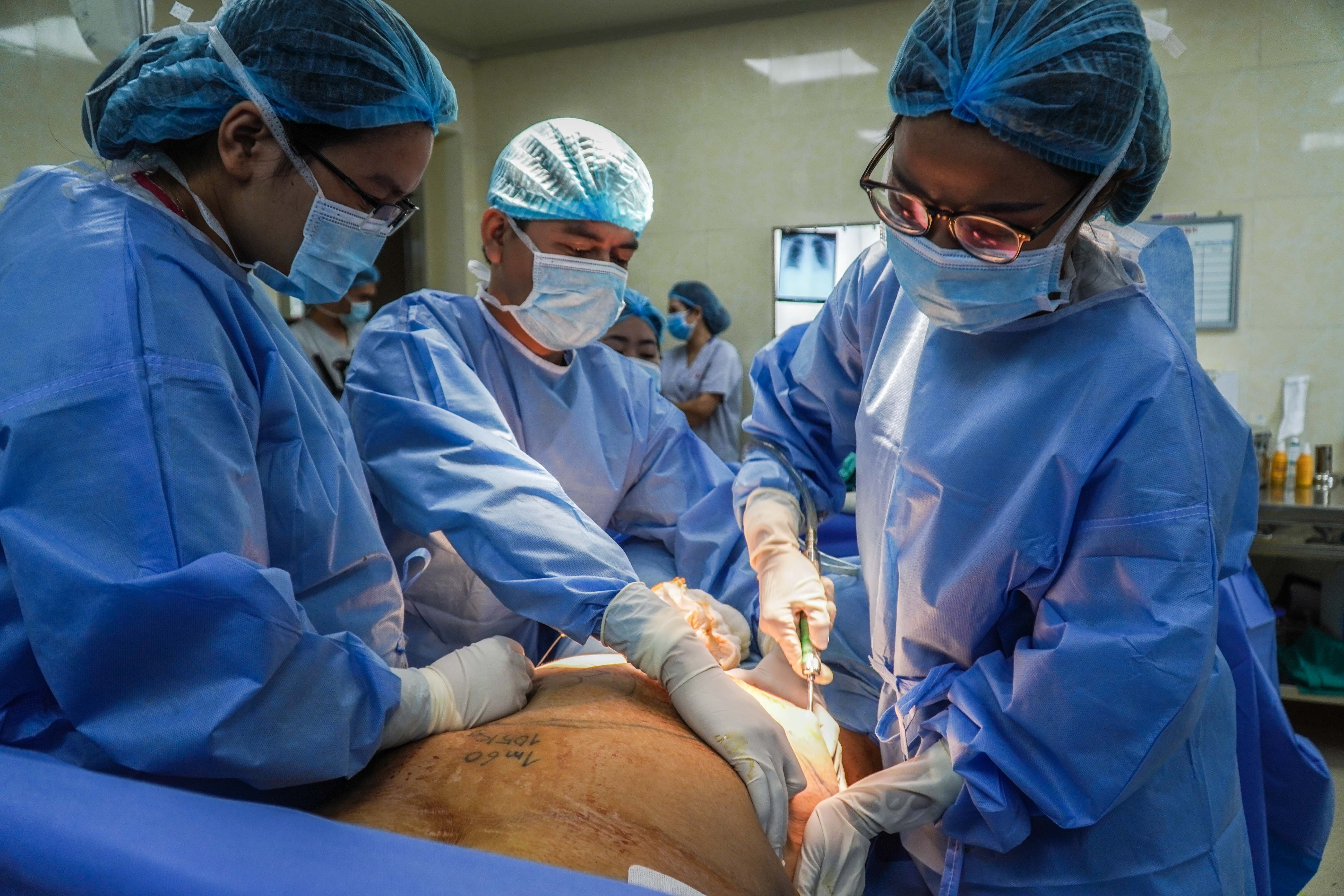 Ca hut mo, cat da thua cho nu benh nhan nang 105 kg hinh anh