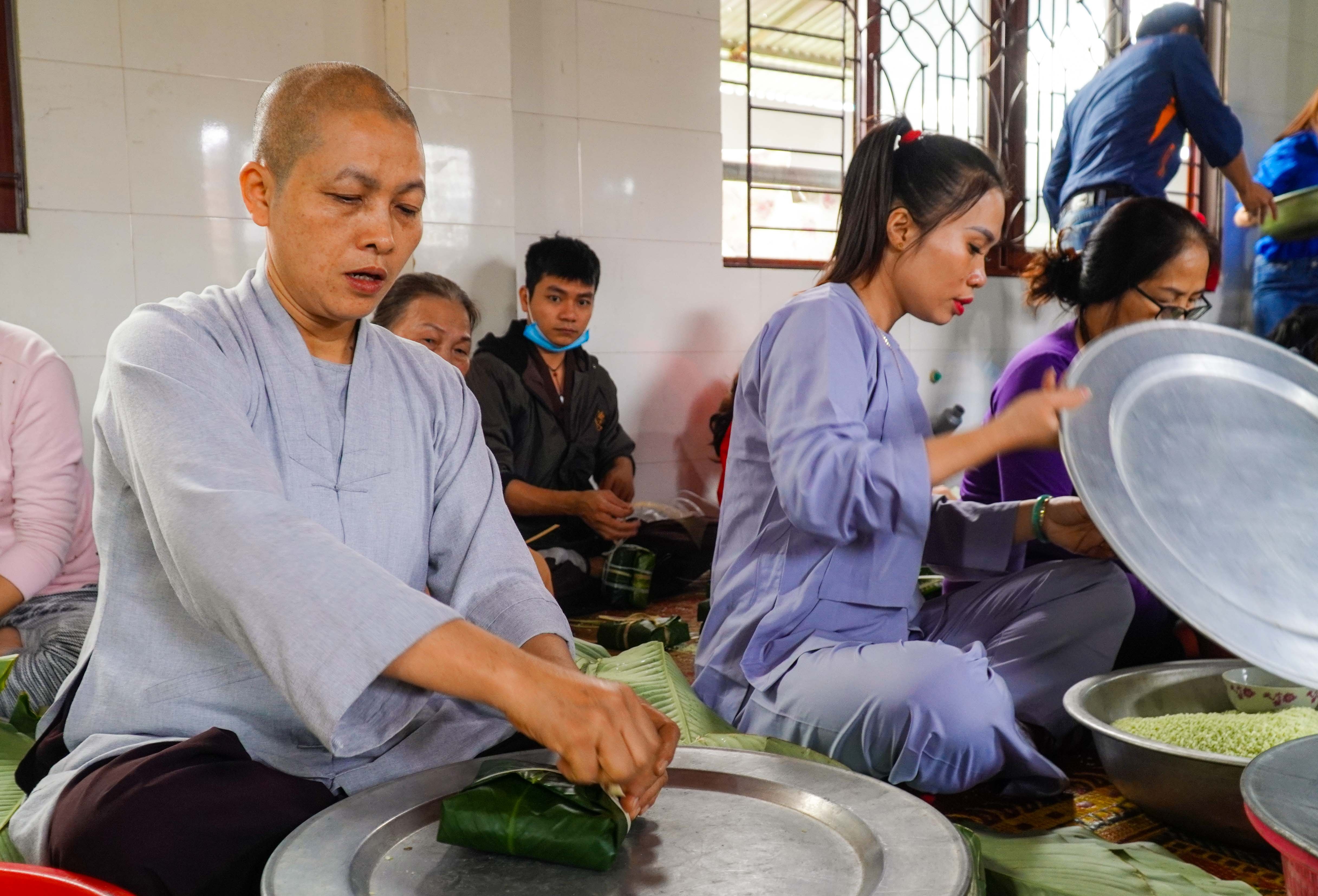 'Toi goi tinh cam vao tung chiec banh chung gui dong bao mien Trung' hinh anh