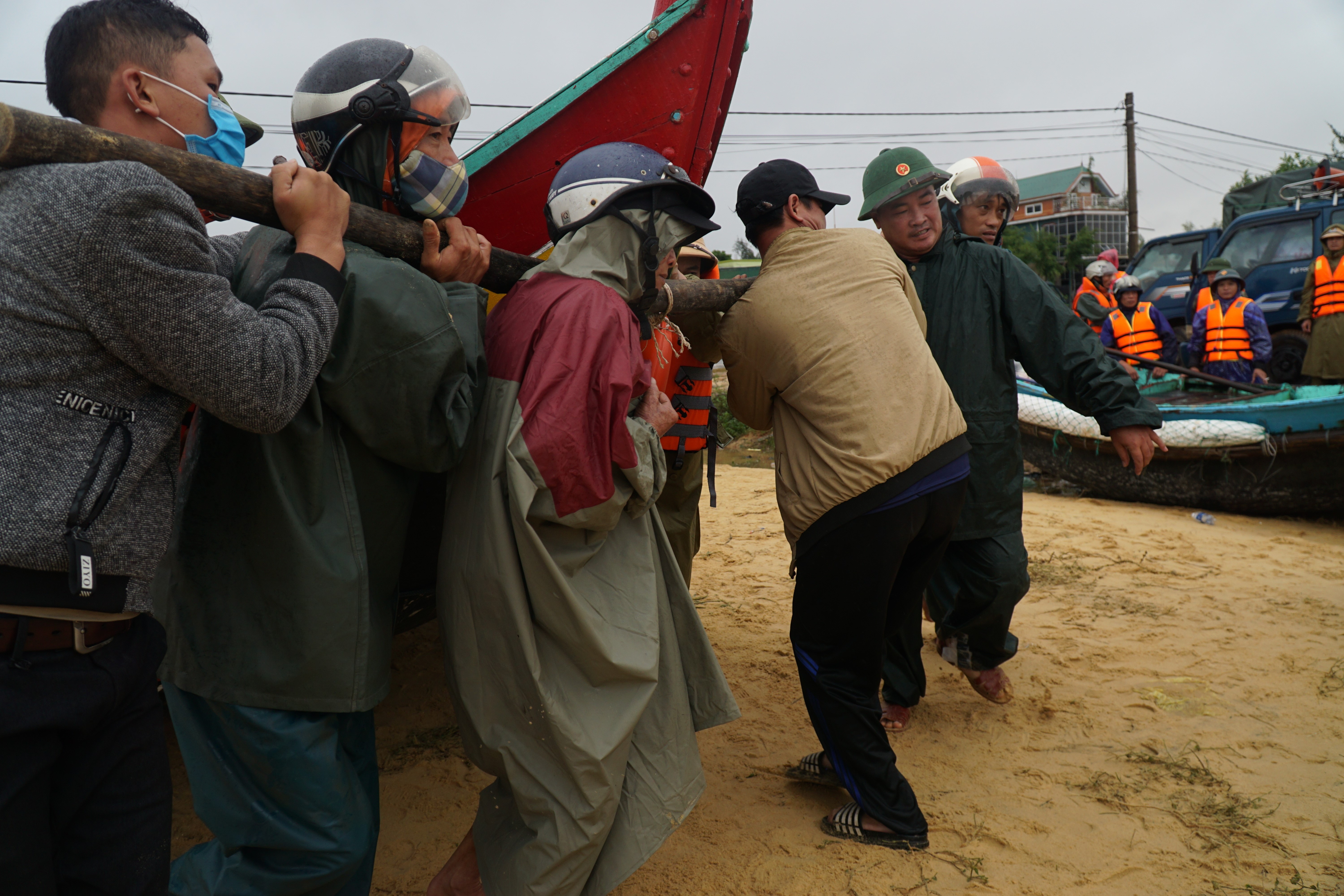 Huy dong thuyen danh ca de tiep te nhu yeu pham cho dan vung lu hinh anh