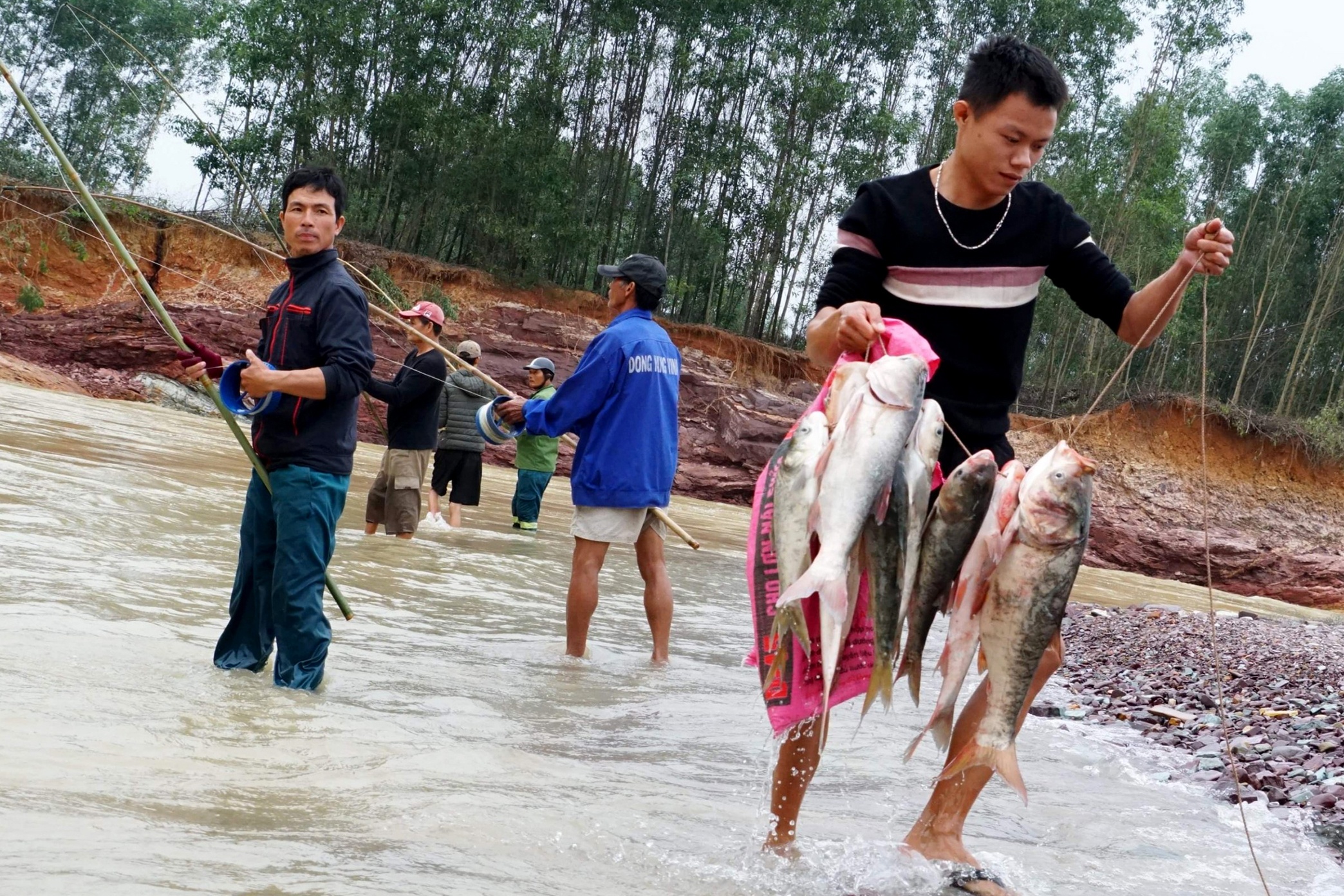 Nguoi dan do xo ve ho Ke Go bat ca sau lu hinh anh