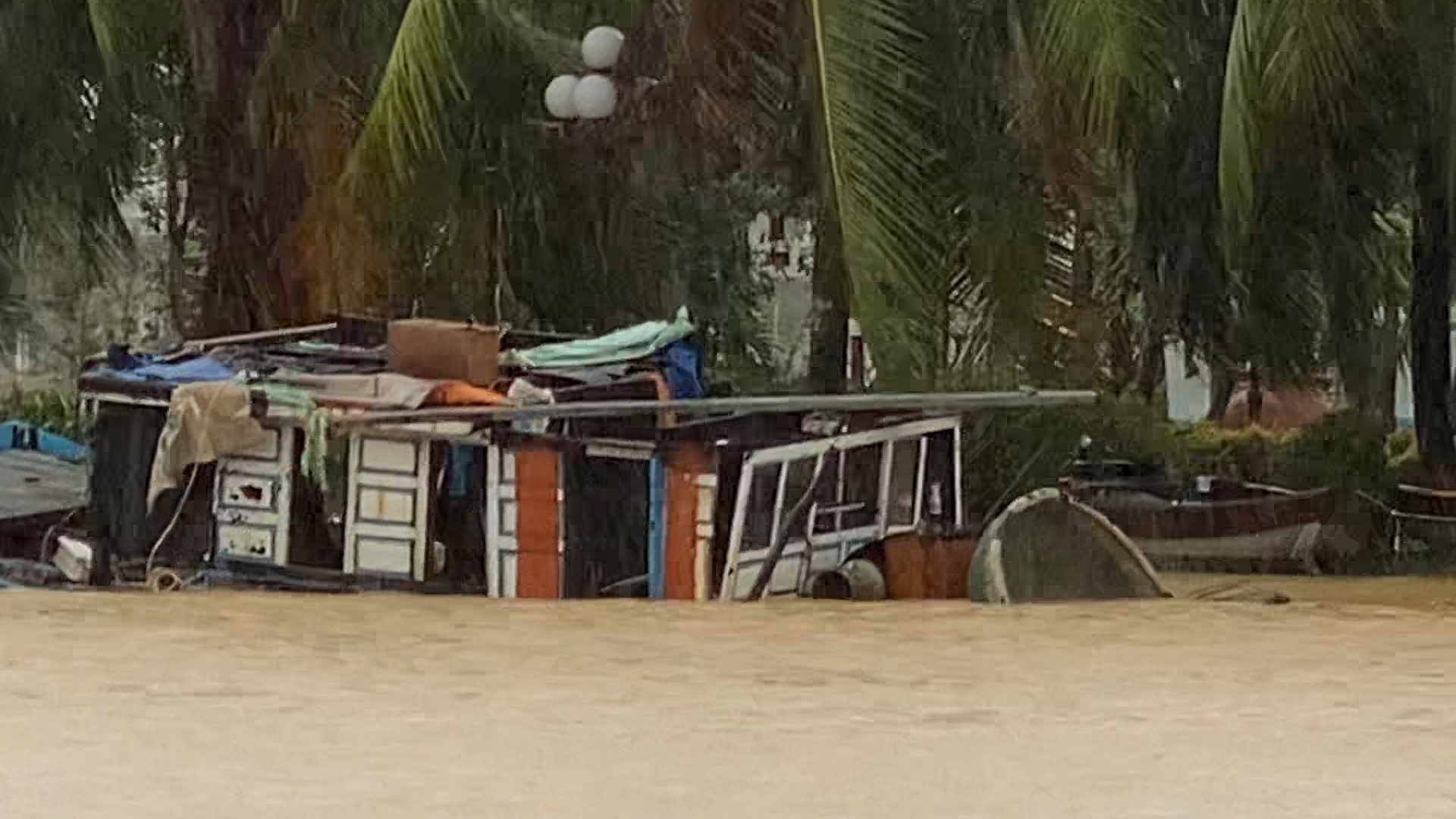 Thuyen bi gio bao danh chim o Hoi An hinh anh