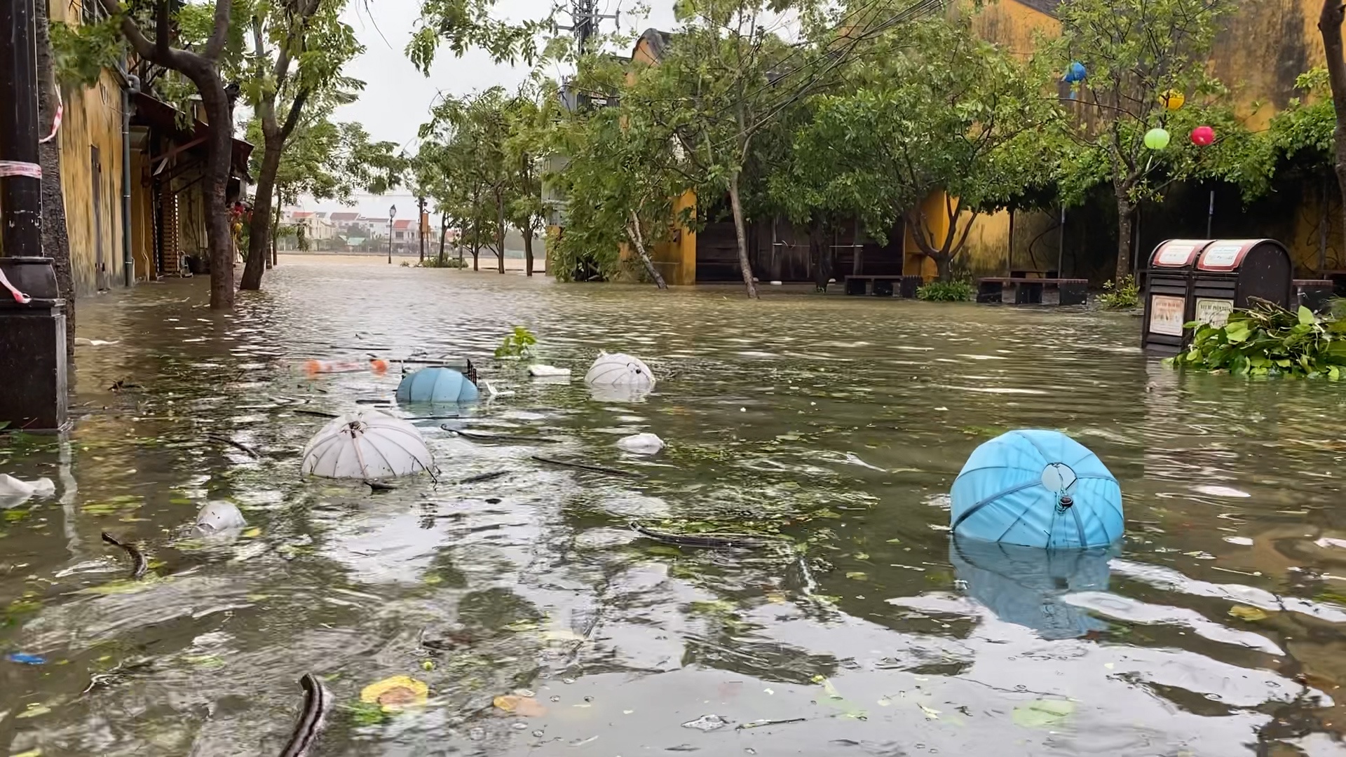 Pho co Hoi An lai ngap nuoc sau bao so 9 hinh anh