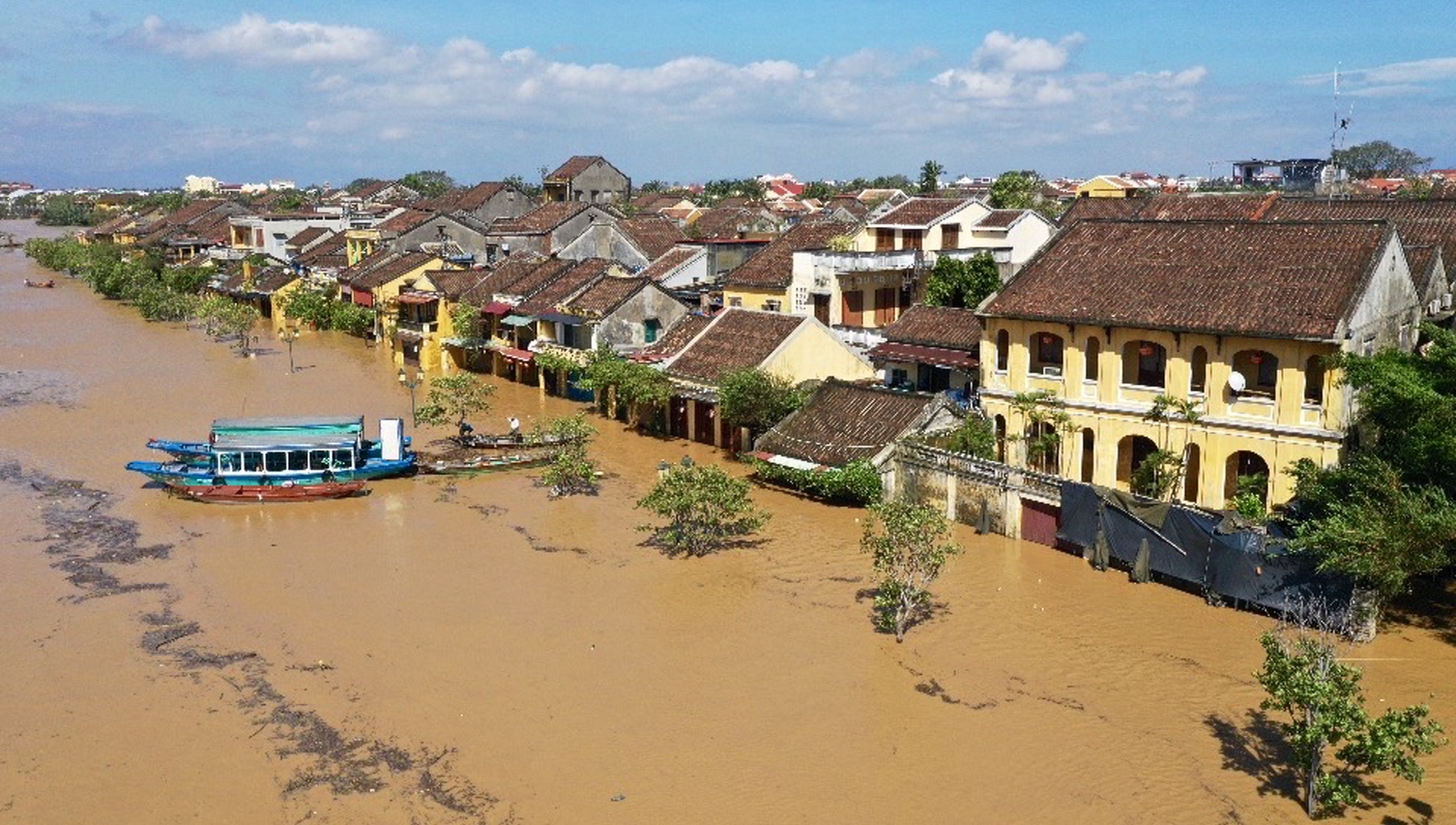 Du khach thue thuyen tham quan pho co Hoi An hinh anh