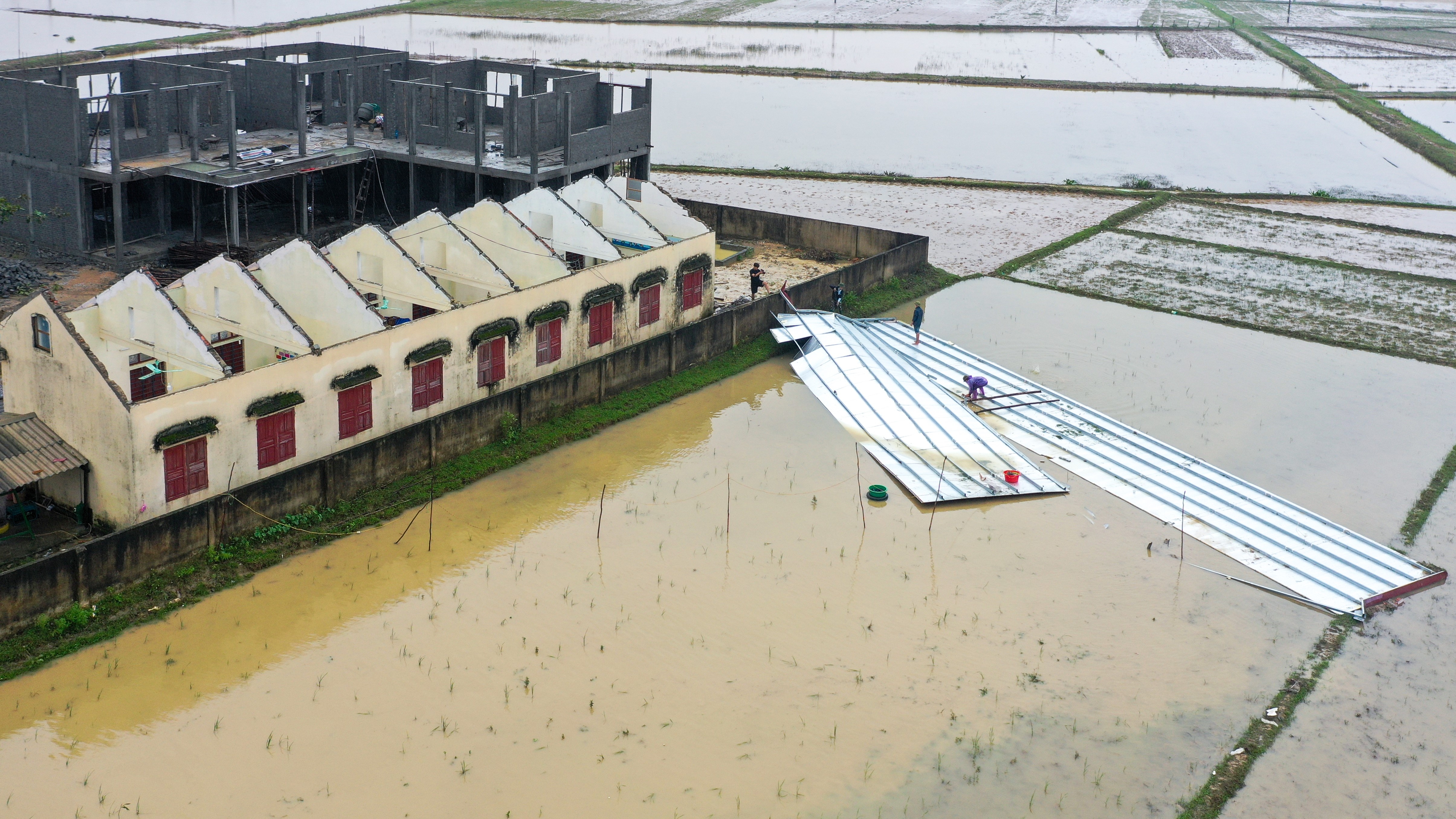 Hang loat truong hoc toc mai sau bao so 13 hinh anh