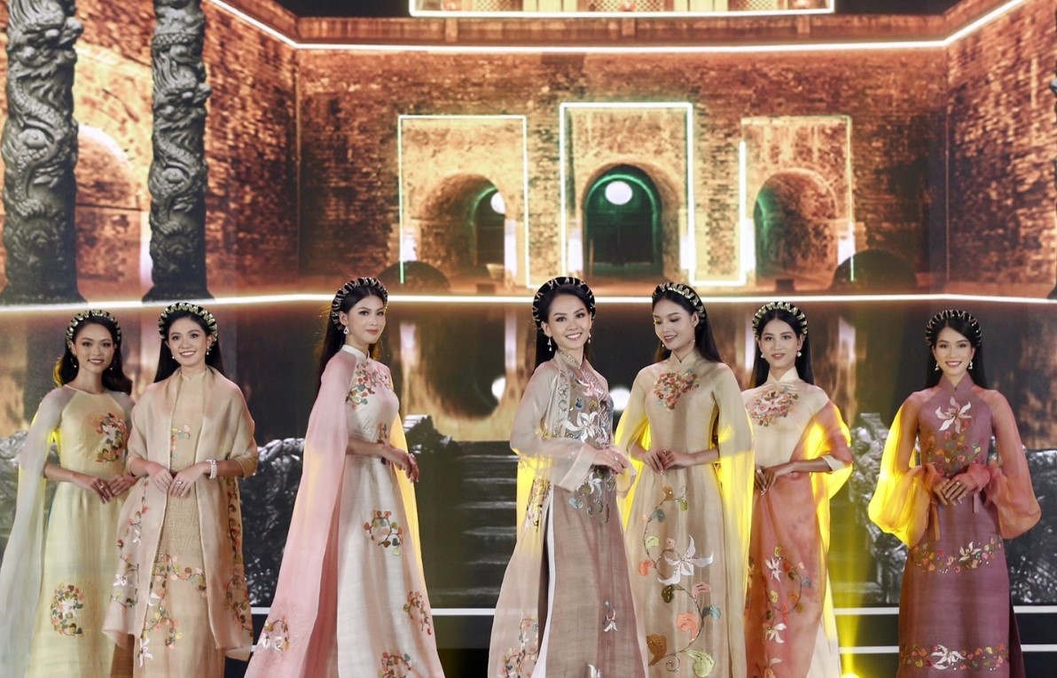 Ao dai o dem thi Hoa hau Viet Nam bi che xau hinh anh