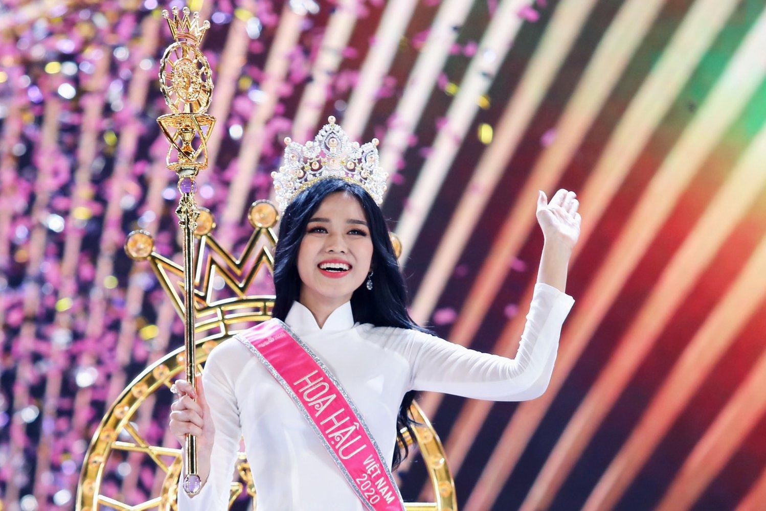 Khoanh khac Do Thi Ha dang quang Hoa hau Viet Nam 2020 hinh anh