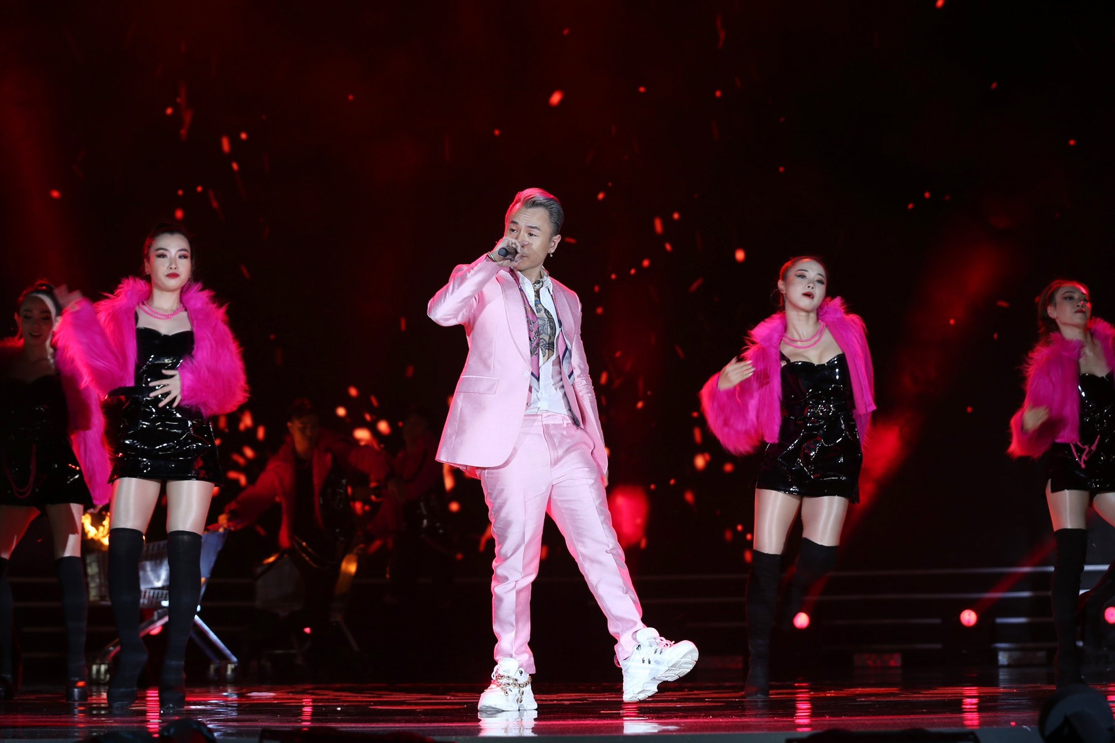 Binz trinh dien 'Bigcityboy' o chung ket Hoa hau Viet Nam 2020 hinh anh