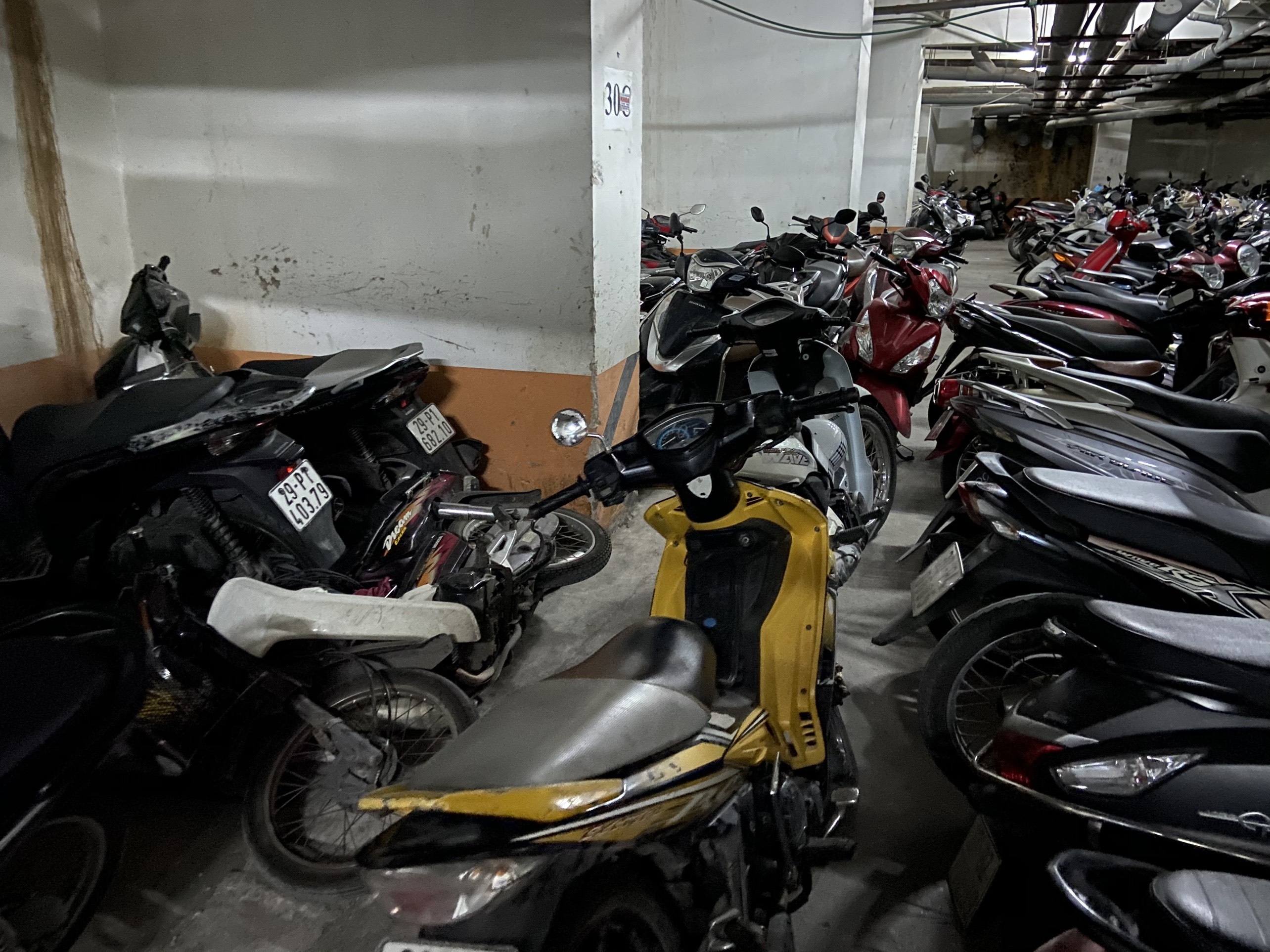 Mua nha tien ty nhung phai gui xe ben ngoai hinh anh