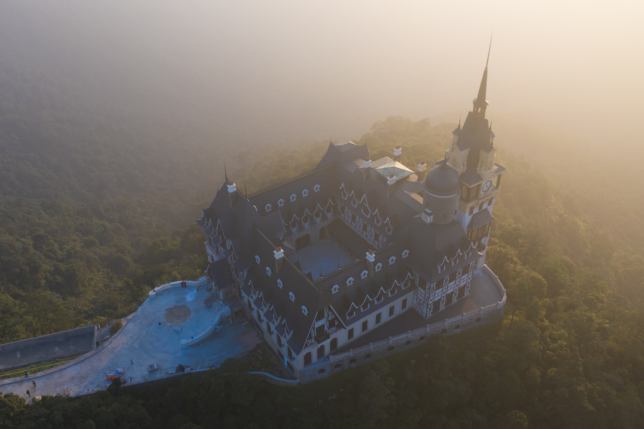 Lau dai tri gia 1.000 ty tren nui Tam Dao hinh anh