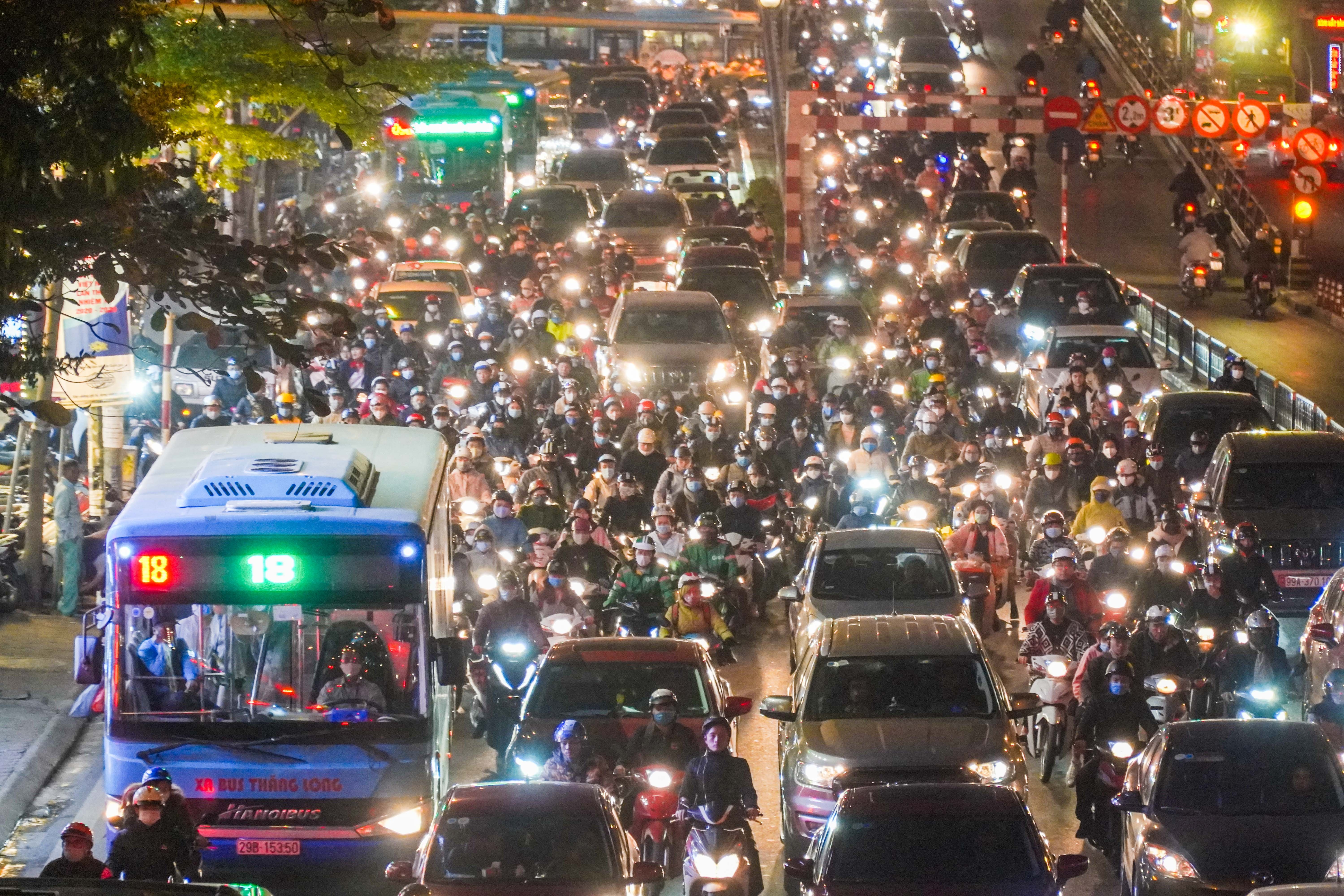 Nhieu tuyen pho Ha Noi un tac truoc gio don Giang sinh hinh anh