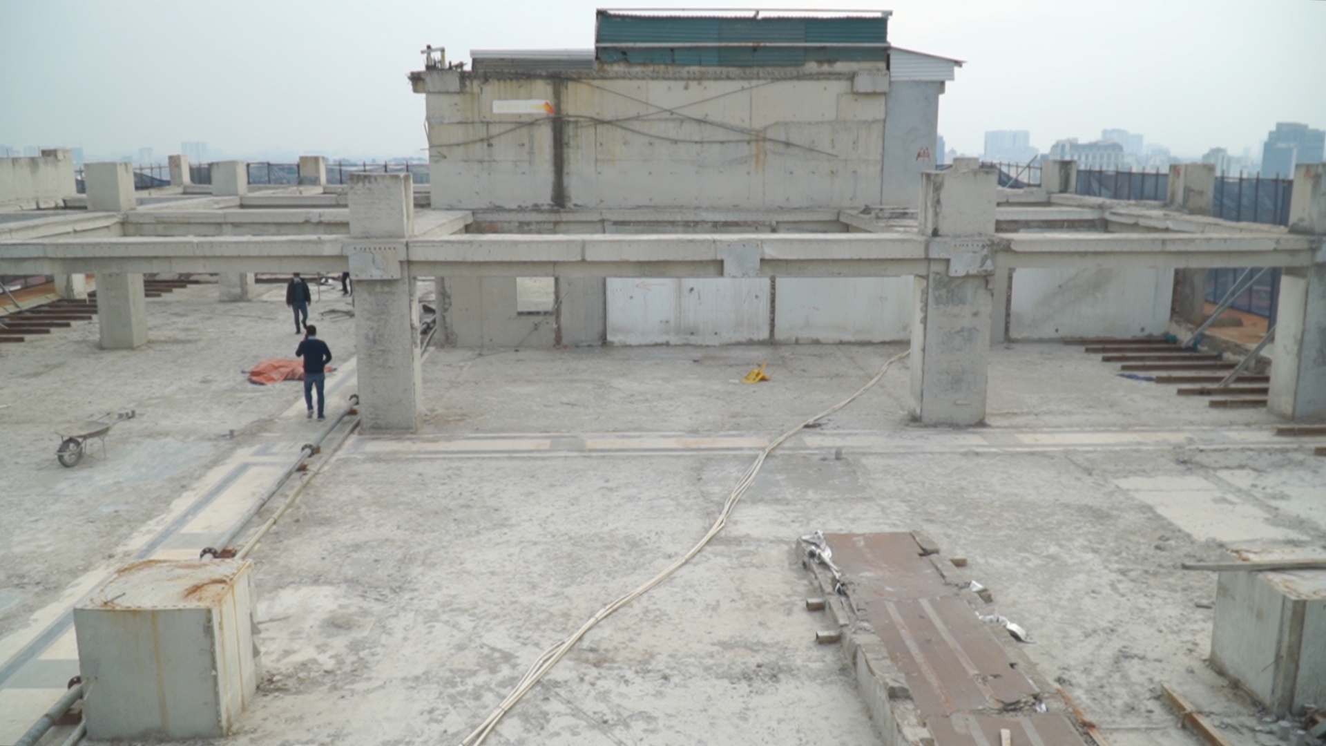 Toa nha 8B Le Truc sau khi thao do 2 tang vi pham hinh anh