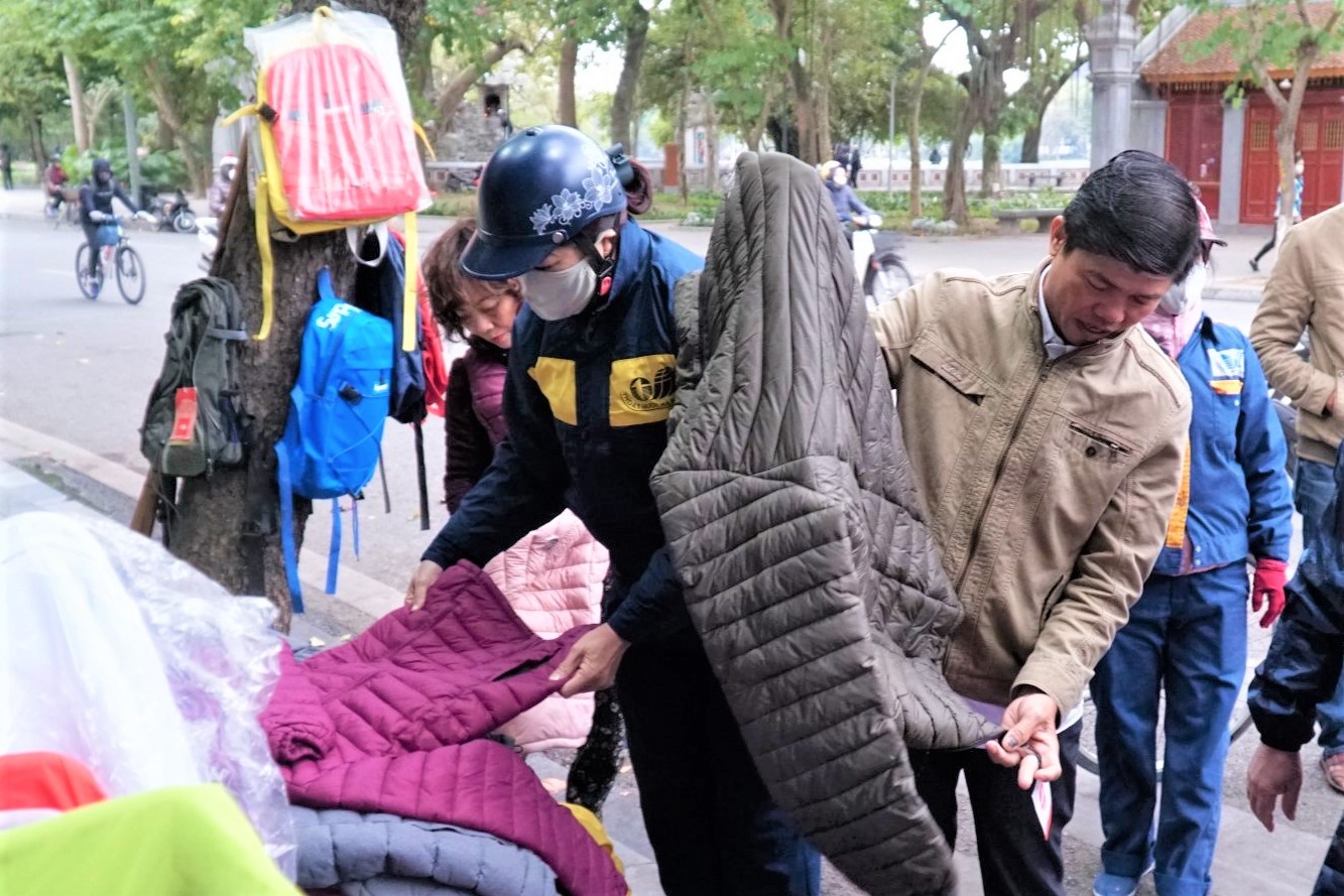 Nguoi Ha Noi do xo di mua ao phao ngay ret hai hinh anh