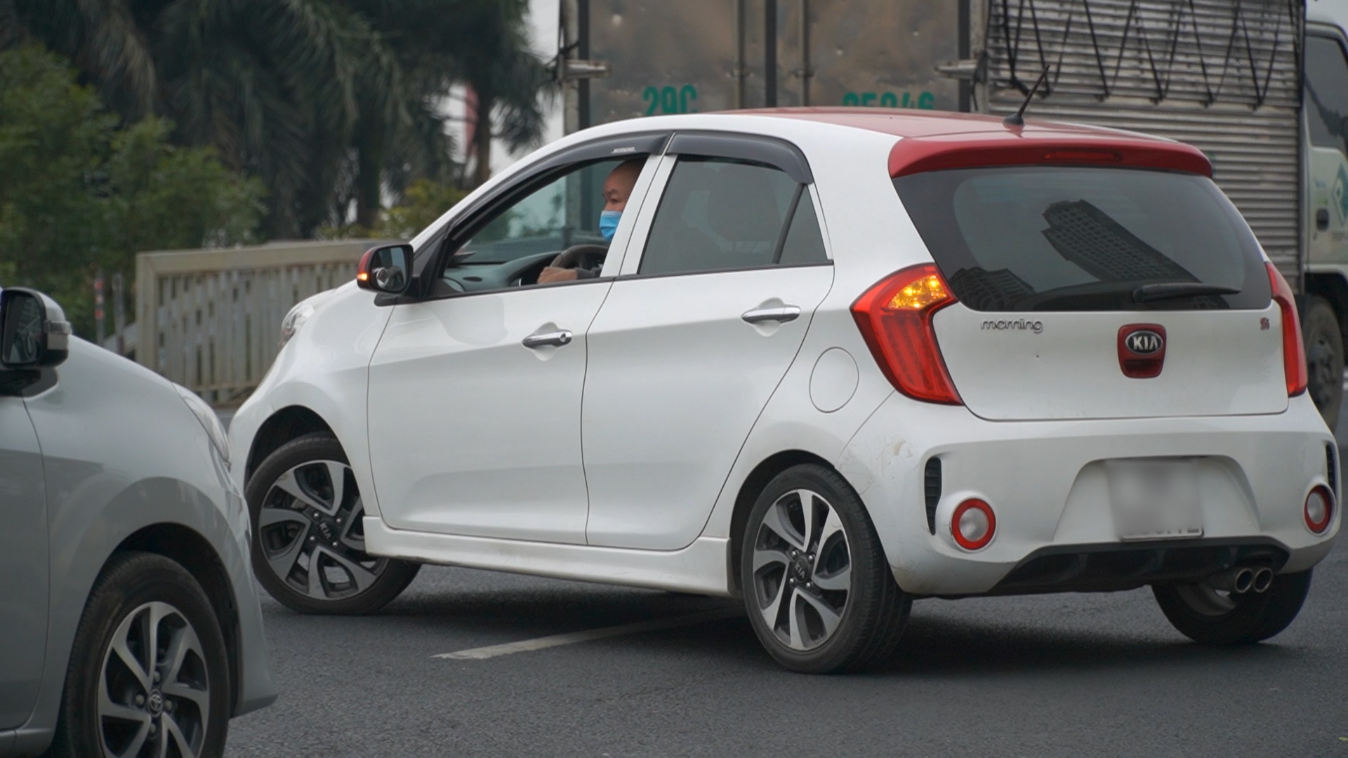 Oto quay dau tren cau Thang Long bat chap bien cam hinh anh