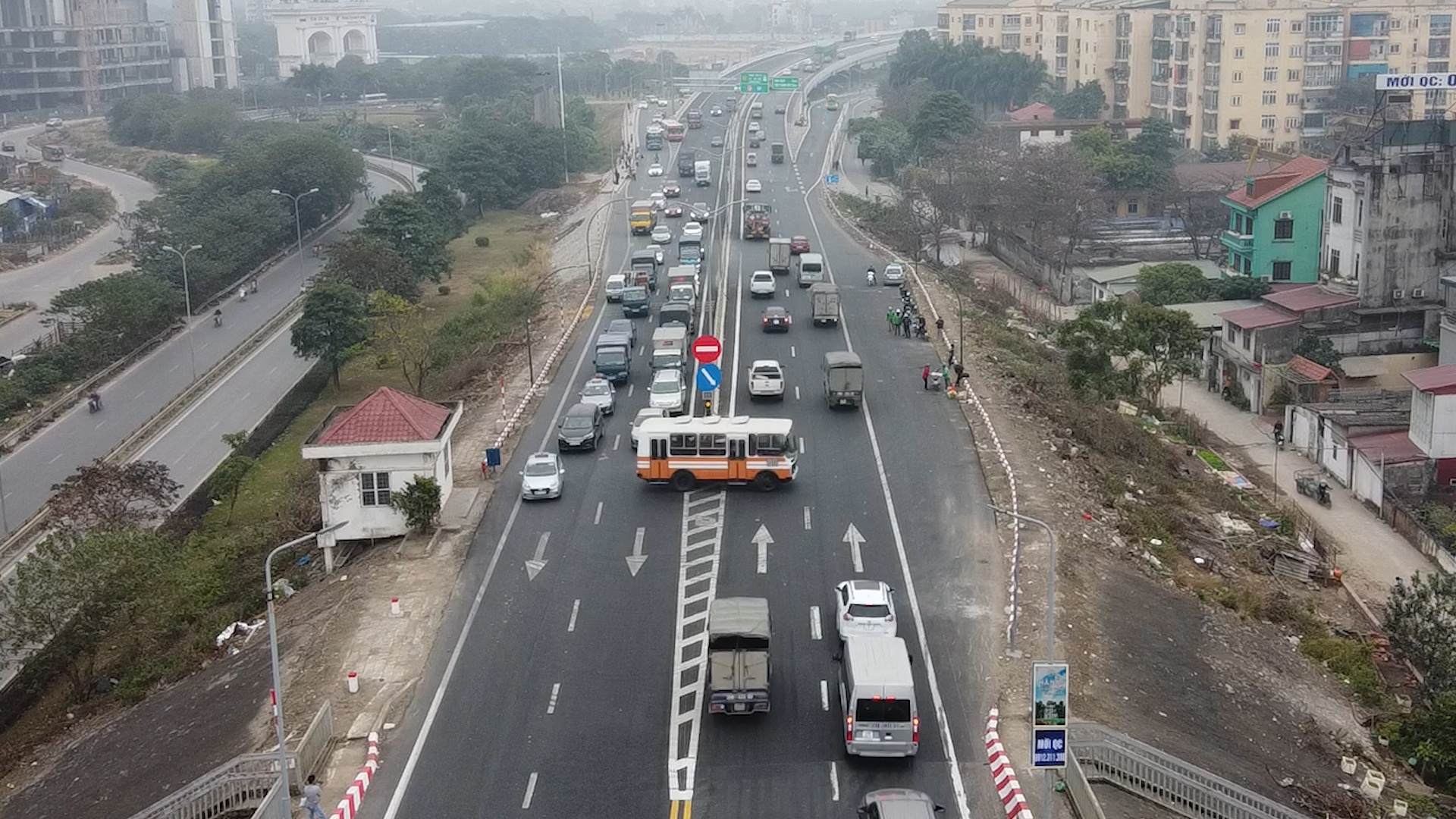 Tai xe phan bua voi CSGT khi quay dau xe tren cau Thang Long hinh anh