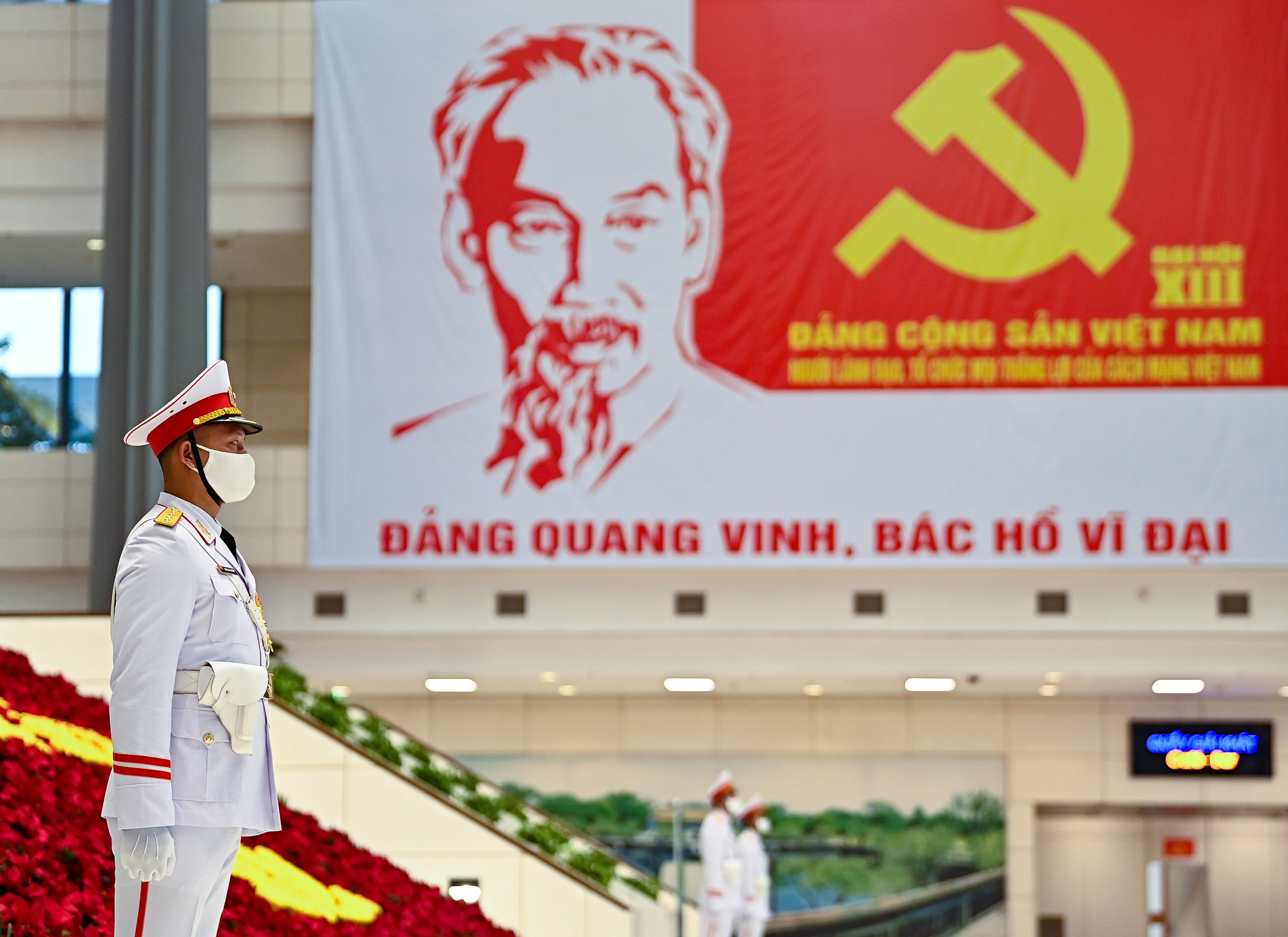 Ben trong noi dien ra Dai hoi Dang lan thu XIII hinh anh