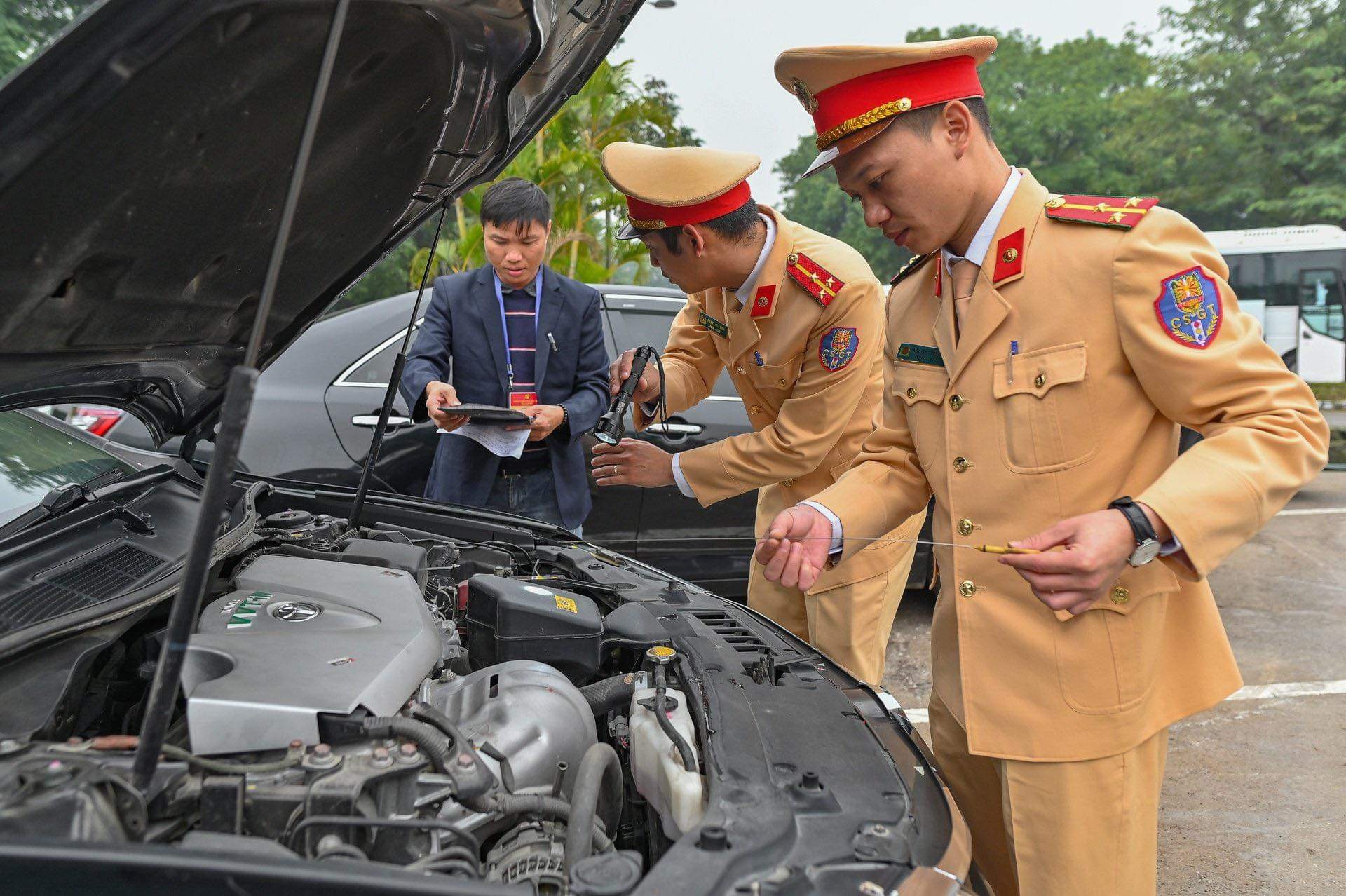 Dan xe phuc vu Dai hoi Dang duoc gan bien so moi hinh anh