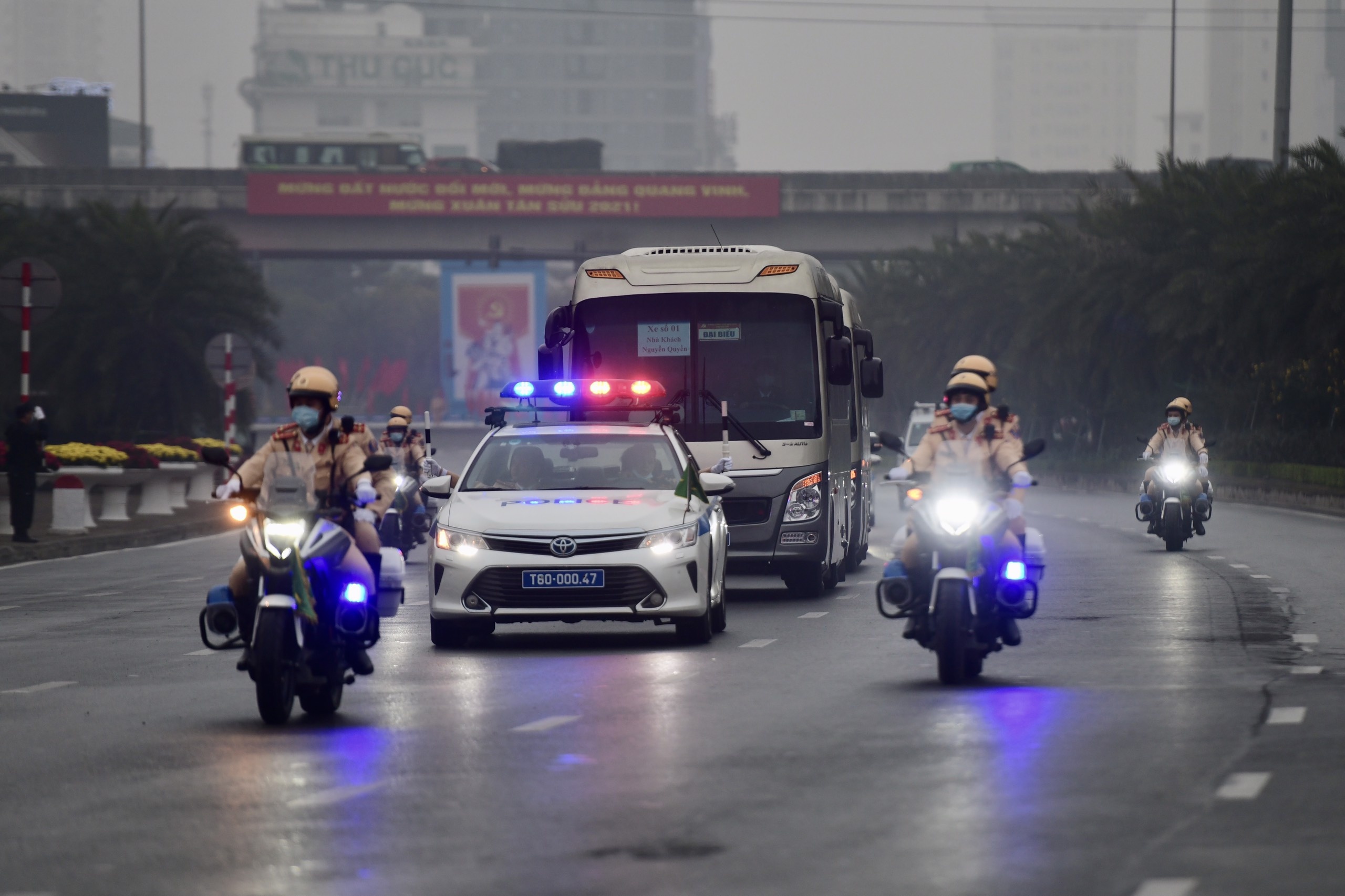 Doan xe dua dai bieu toi du Dai hoi Dang XIII hinh anh