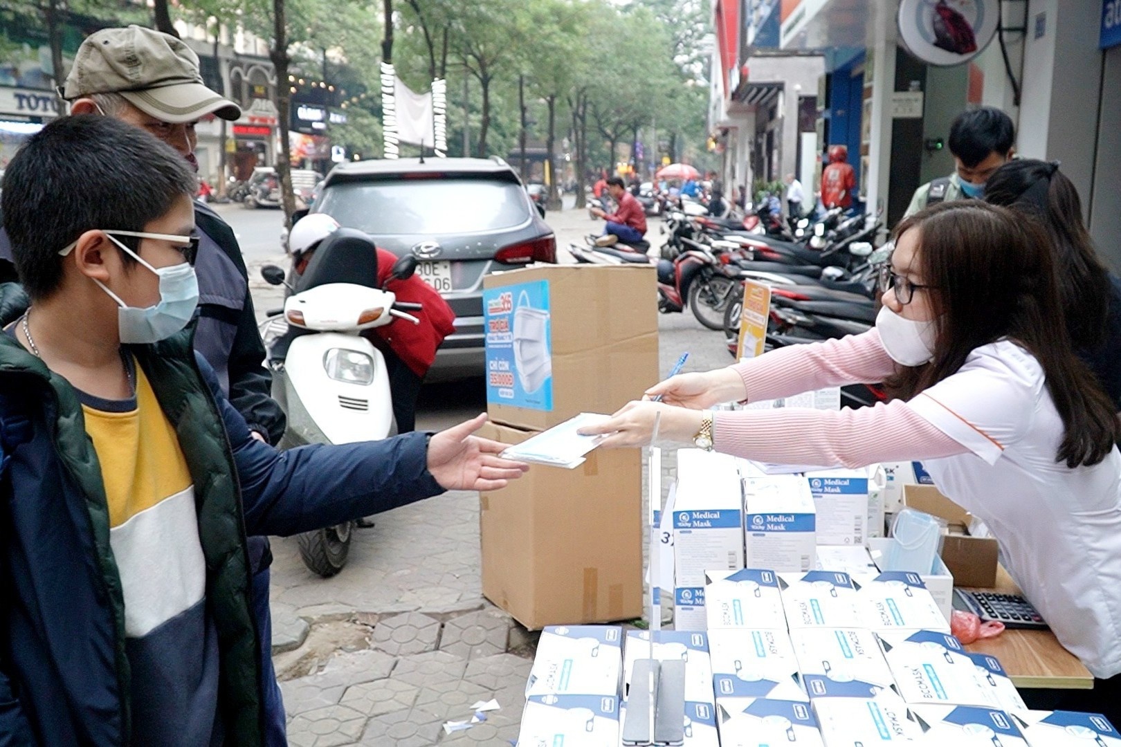 Nha thuoc Ha Noi phat 50.000 khau trang mien phi cho dan hinh anh