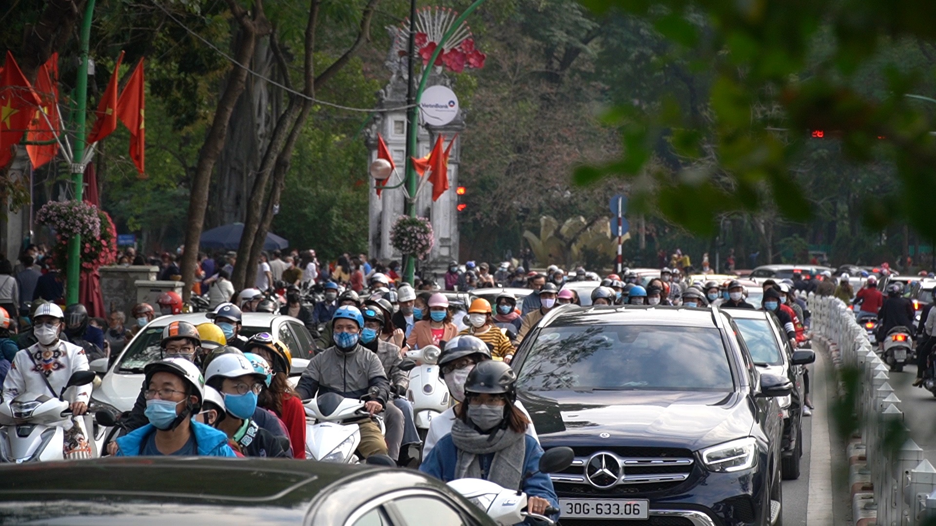 Pho phuong Ha Noi dong nghit chieu mung 1 Tet hinh anh