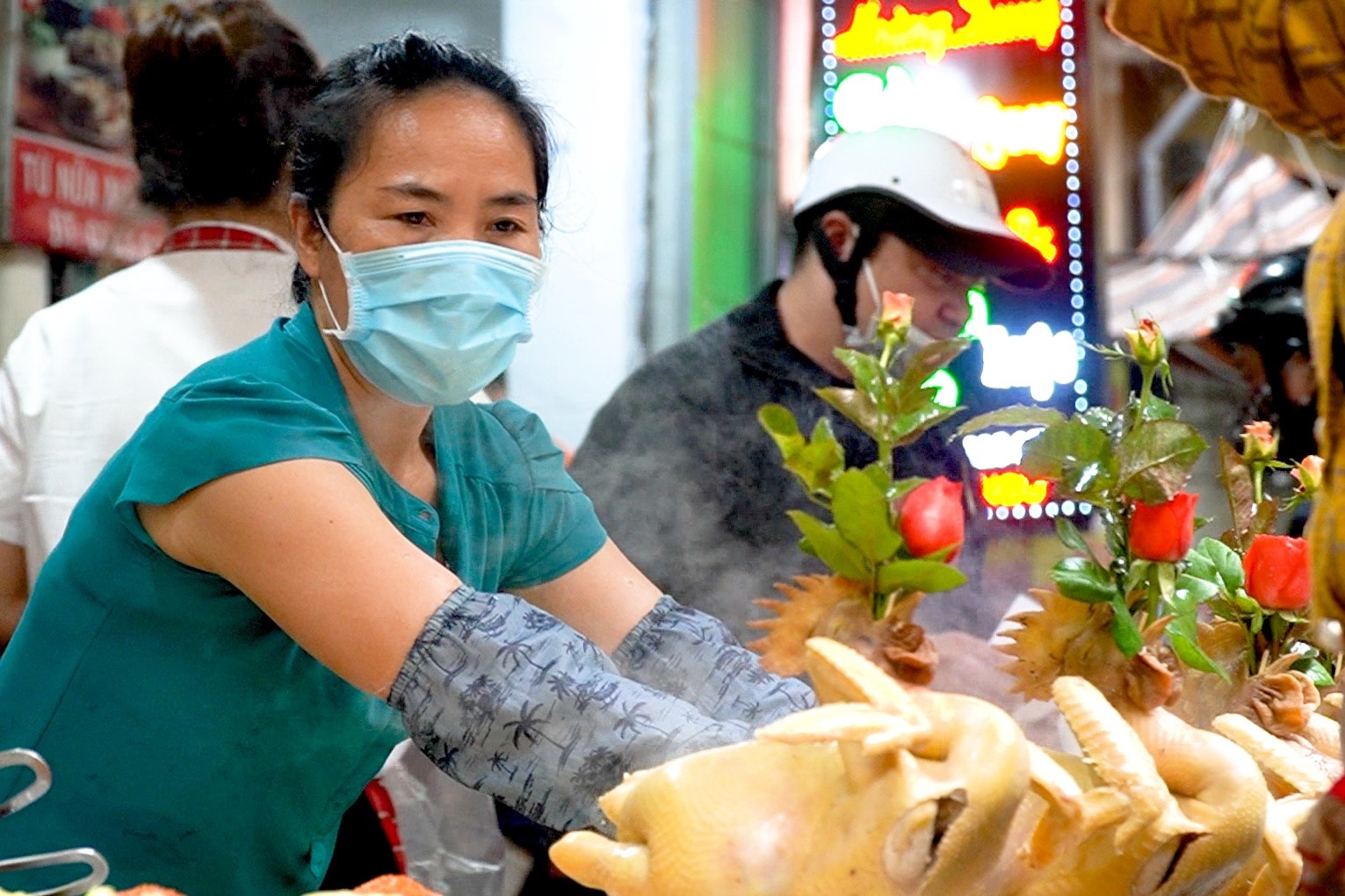 Ga cung ngam hoa hong, xoi che dat hang ngay ram thang Gieng hinh anh