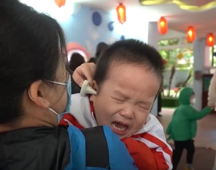 Tre mam non oa khoc trong ngay tro lai truong hoc hinh anh