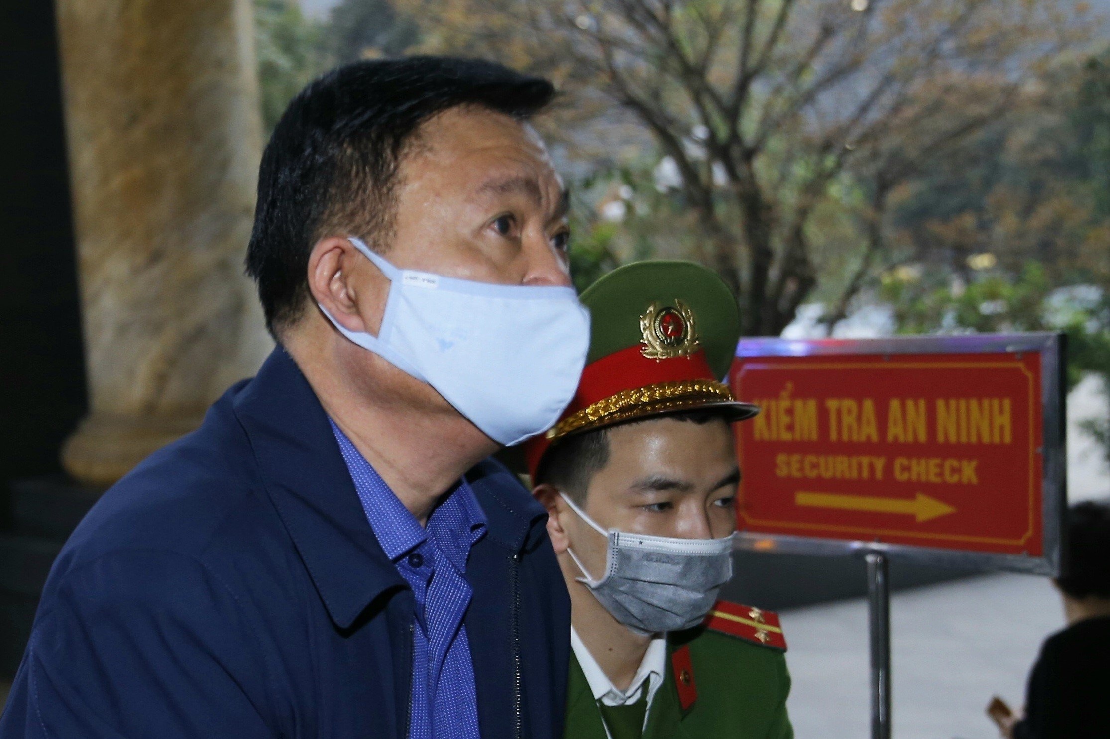 Doan xe dan giai ong Dinh La Thang, Trinh Xuan Thanh den toa hinh anh