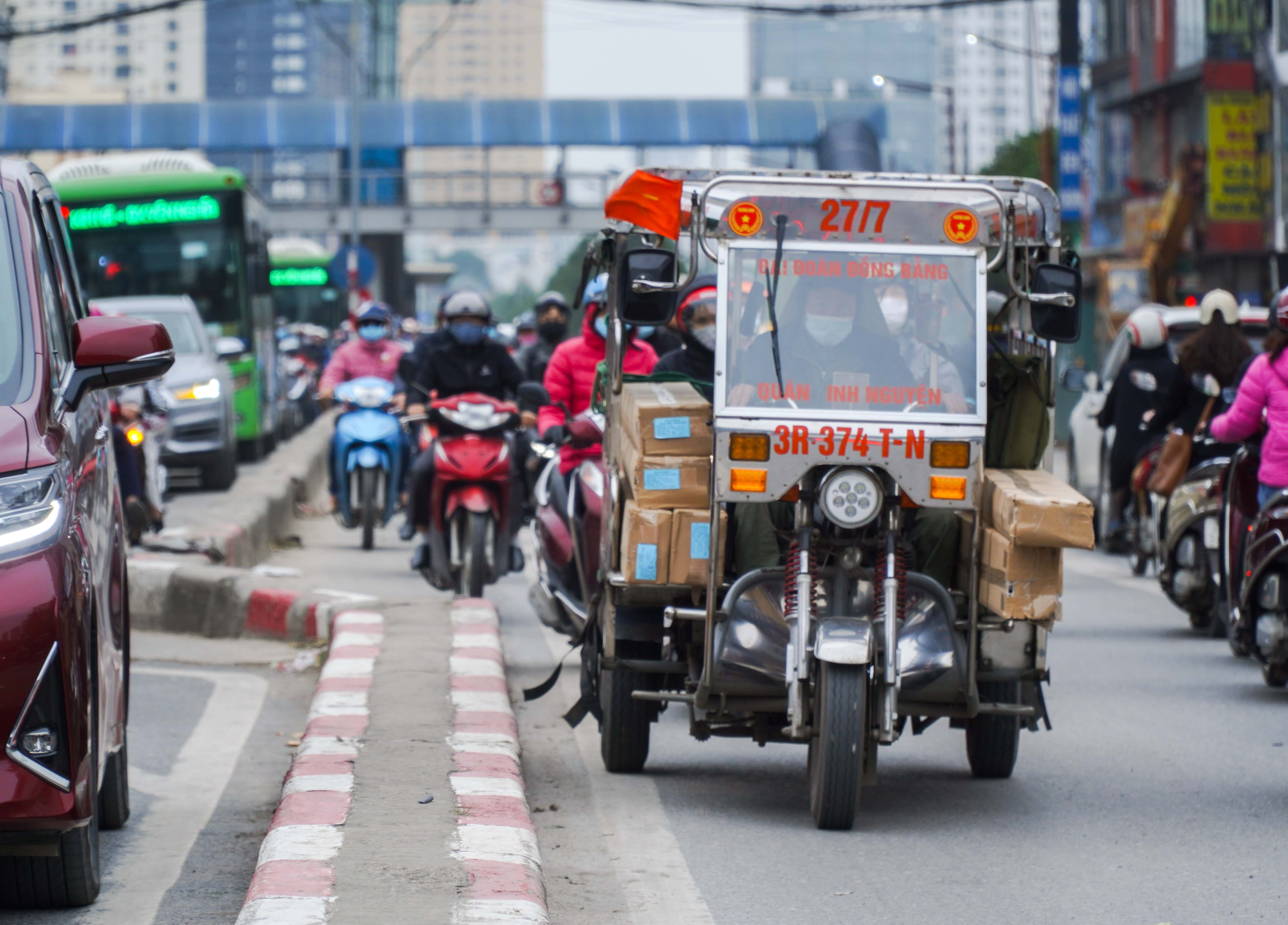 Dong xe co chay nguoc chieu bat chap su co mat cua CSGT hinh anh