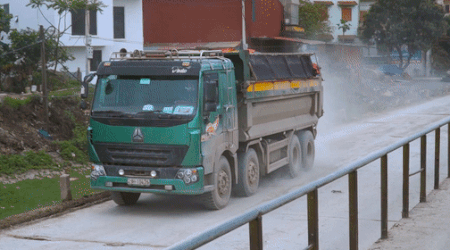 Xe tai qua kho pha nat duong o Ha Noi hinh anh