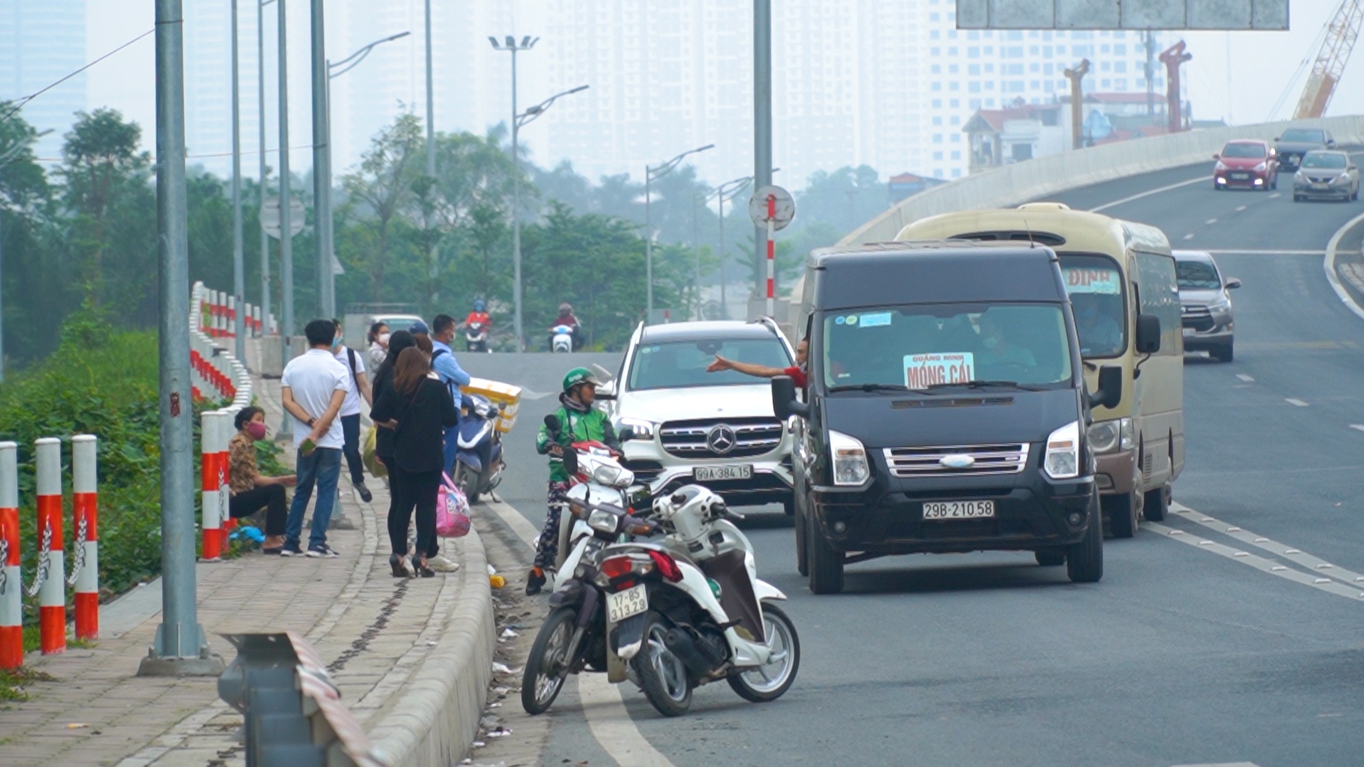 Ben coc tren duong vanh dai nghin ty hinh anh