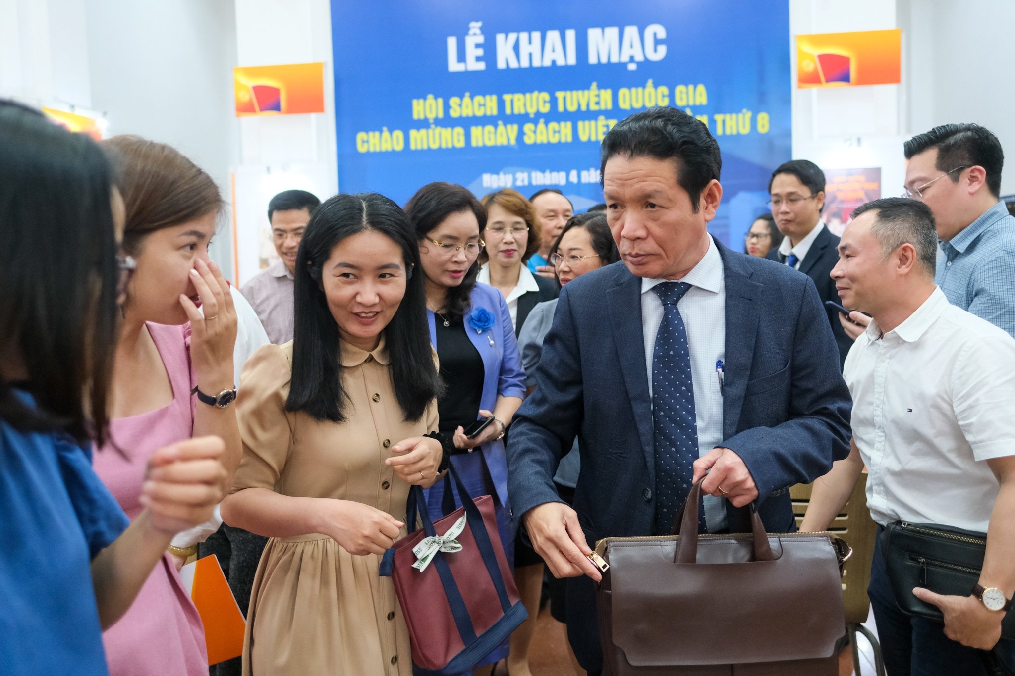 Khai mac Hoi sach truc tuyen Quoc gia lan thu 2 hinh anh