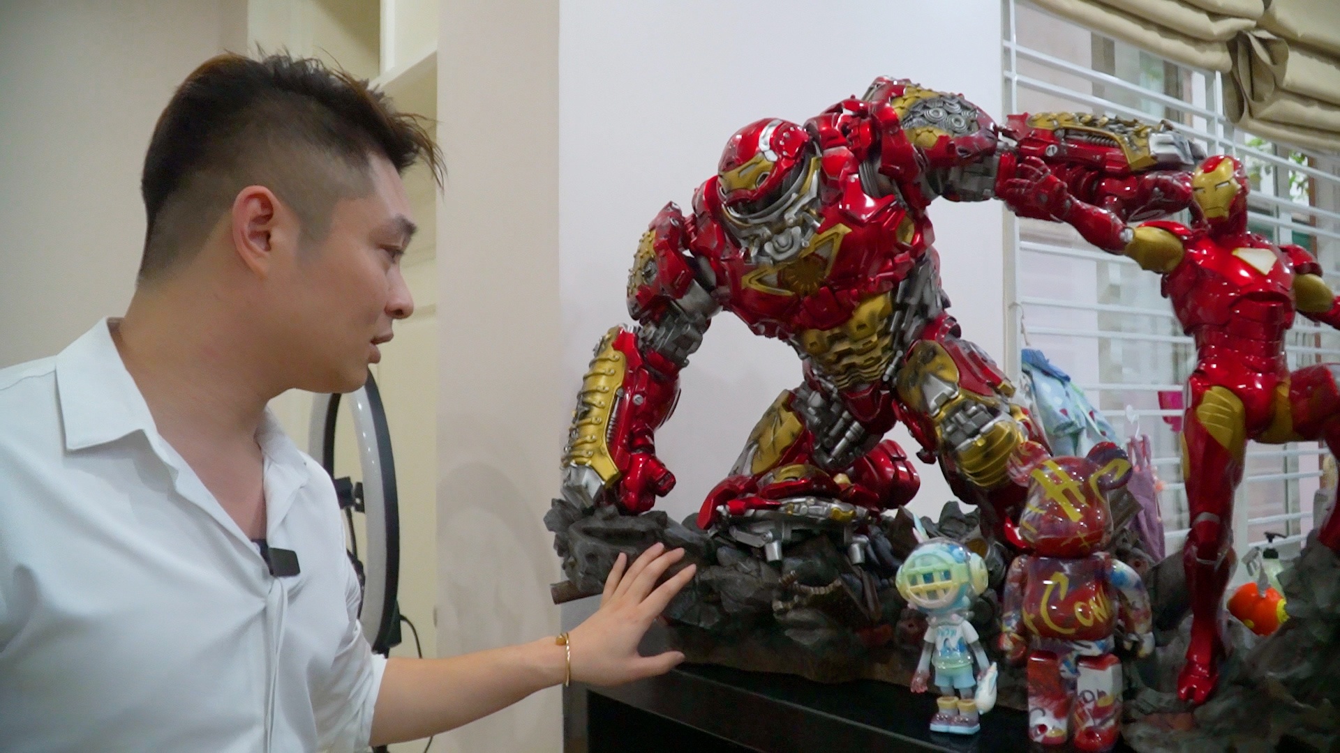 Nguoi dan ong bo 2 ty dong suu tap do choi mo hinh hinh anh