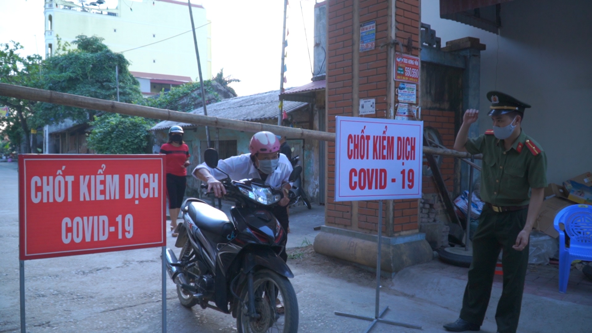 Cuoc song trong thon bi phong toa o Hung Yen hinh anh