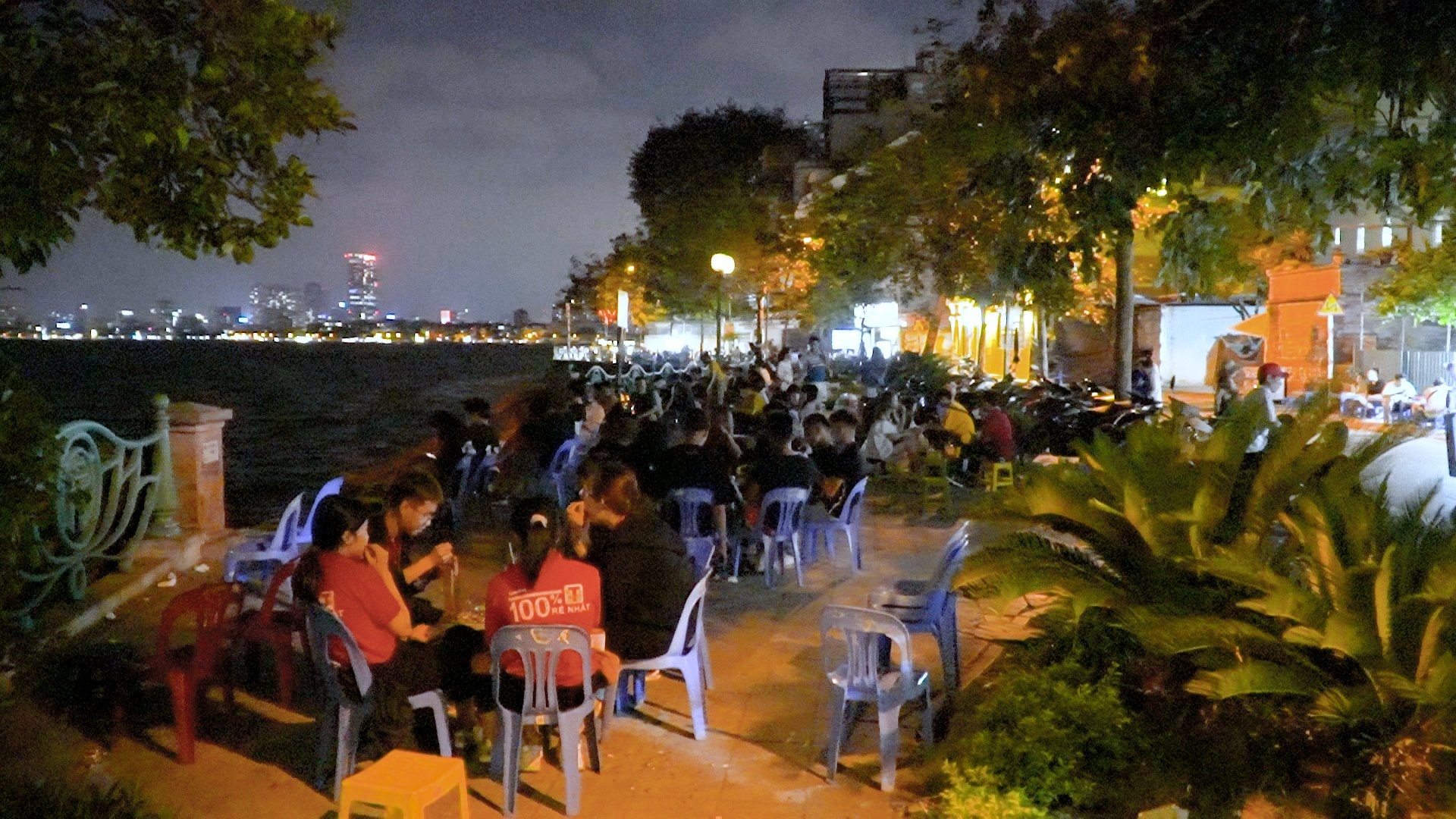 Hang tram nguoi tu tap uong tra chanh o Ho Tay hinh anh