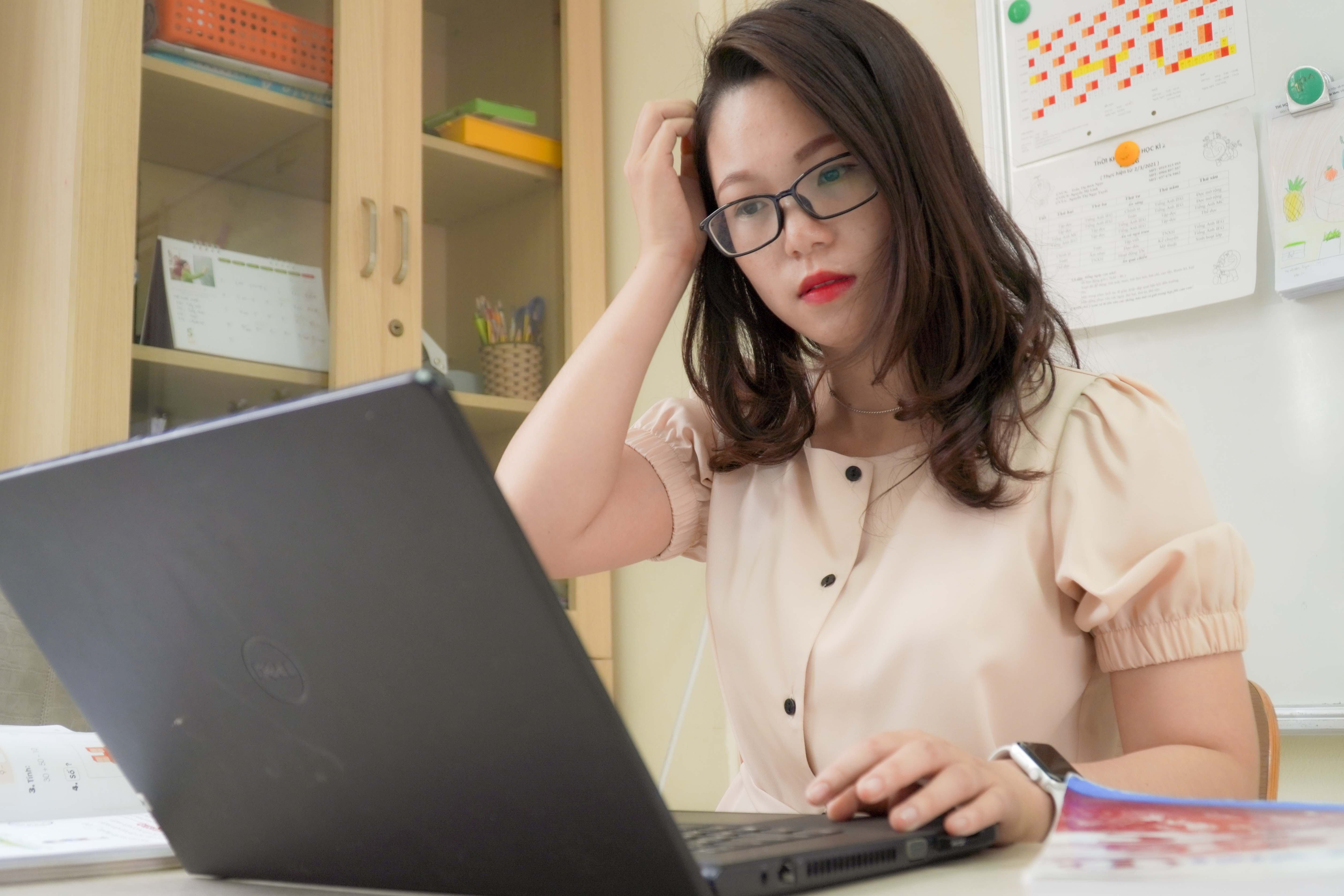 Ngay day hoc truc tuyen cua co giao lop 1 hinh anh