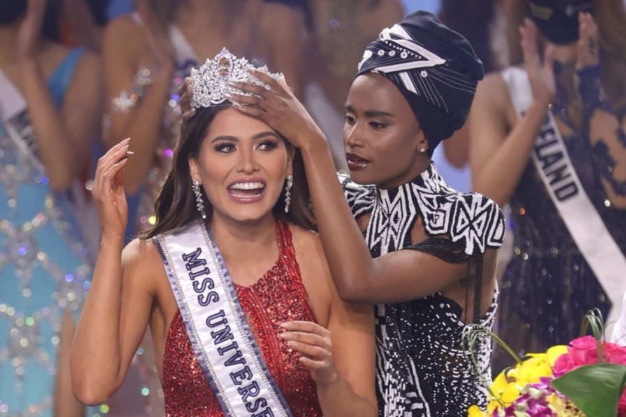 Khoanh khac dang quang cua Hoa hau Hoan vu 2020 hinh anh