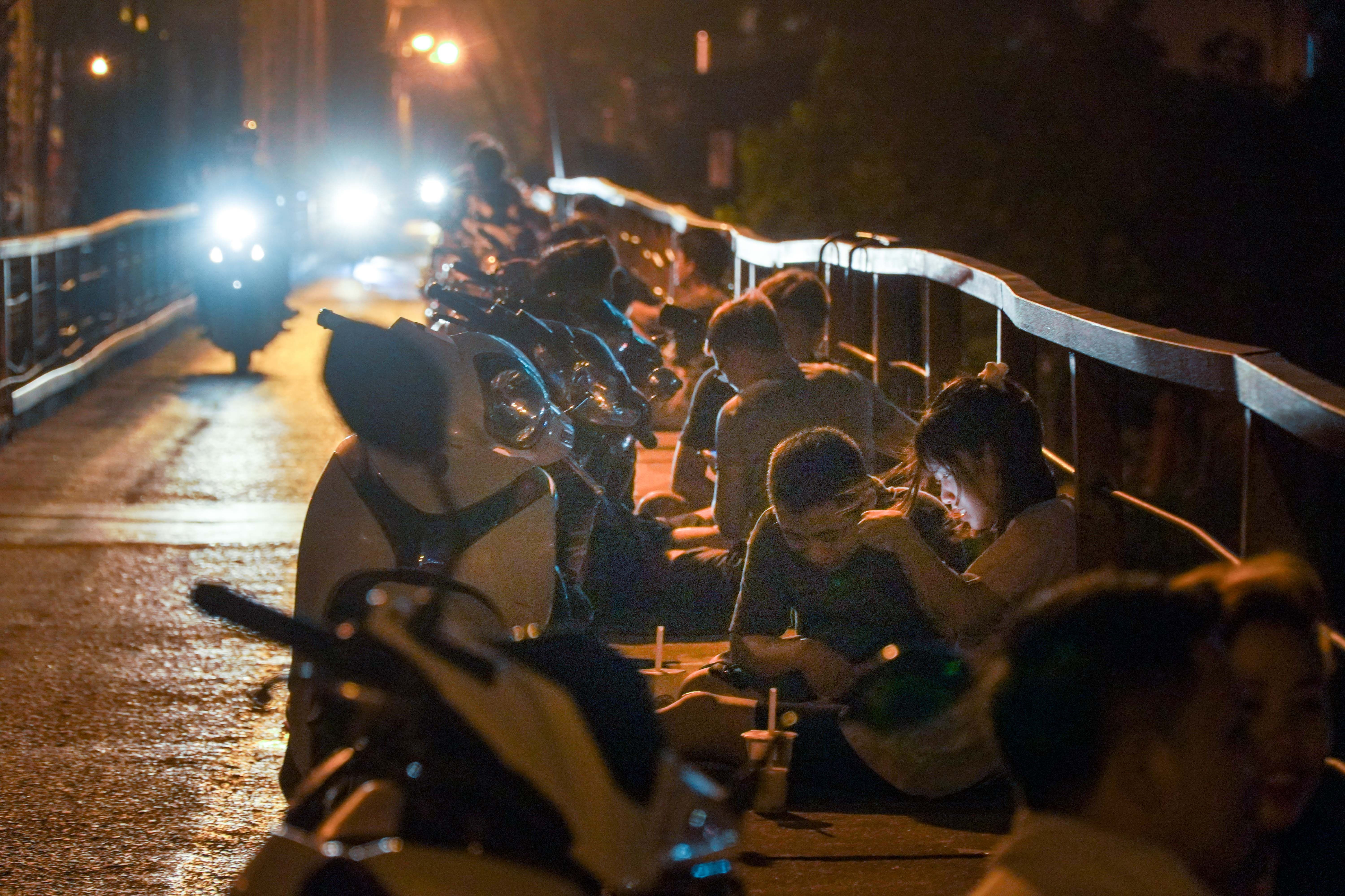 Ca tram nguoi len cau Long Bien hong gio toi nua dem hinh anh